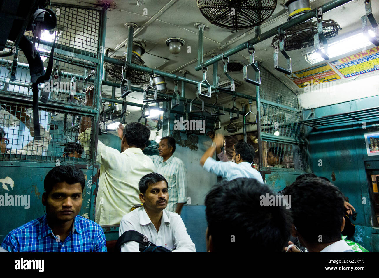 I passeggeri a bordo di un treno in Mumbai, India Foto Stock