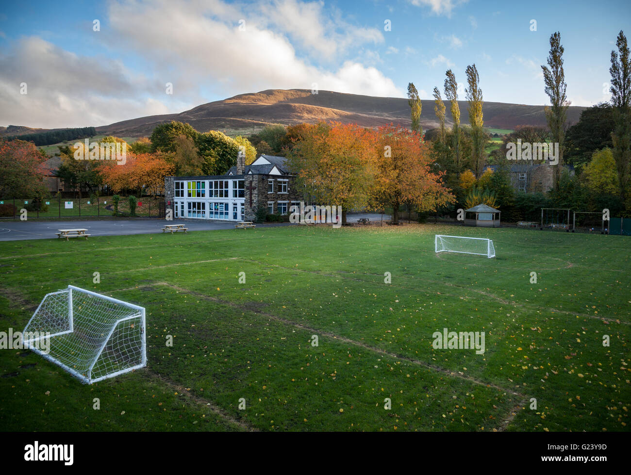 Una vista del verde terreno ed edifici scolastici Foto Stock