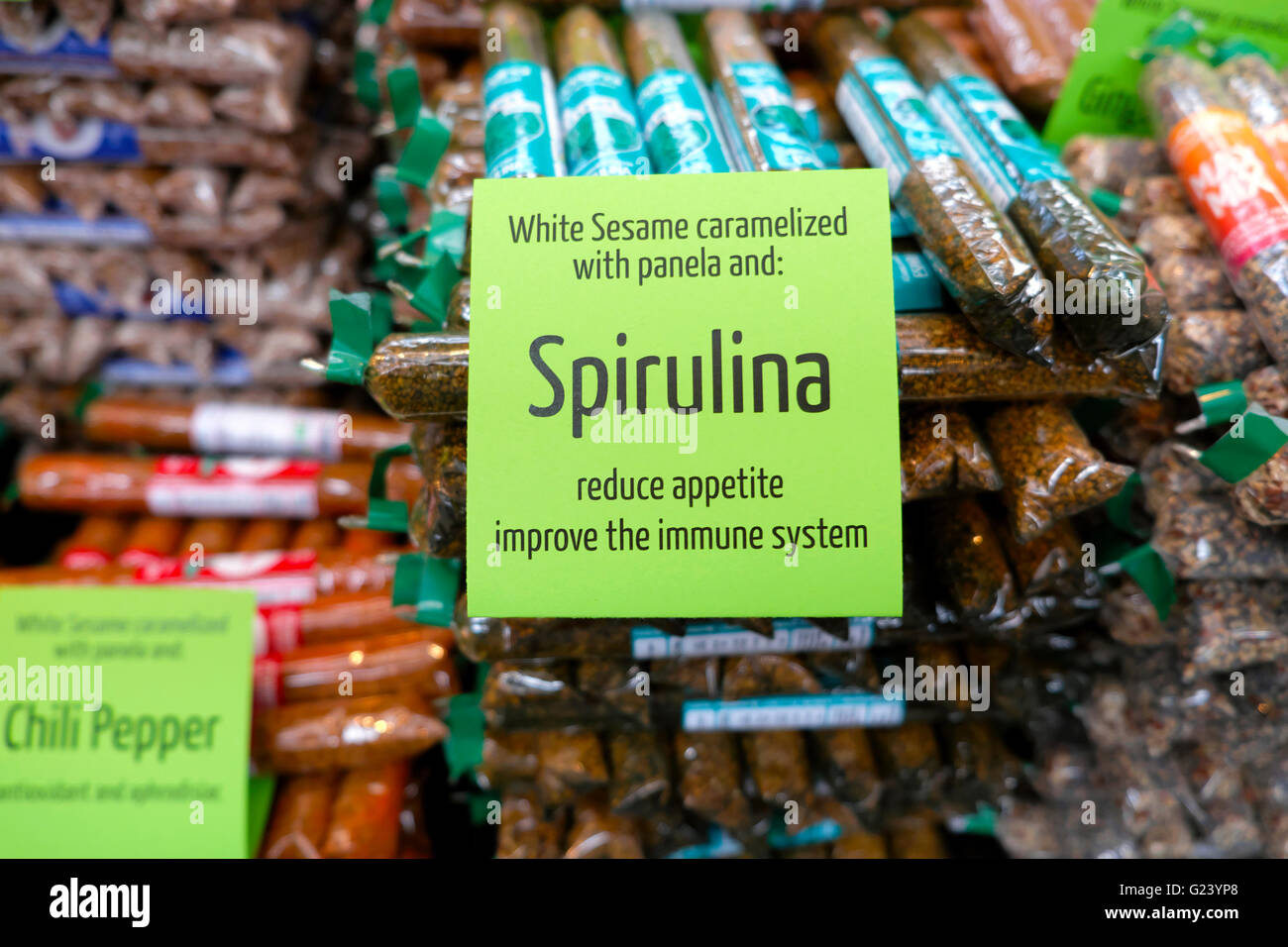 Pacchetti di Spirulina super per rafforzare il sistema immunitario a Spitalfields Market spagnolo food festival nel mese di aprile 2016 East London REGNO UNITO KATHY DEWITT Foto Stock