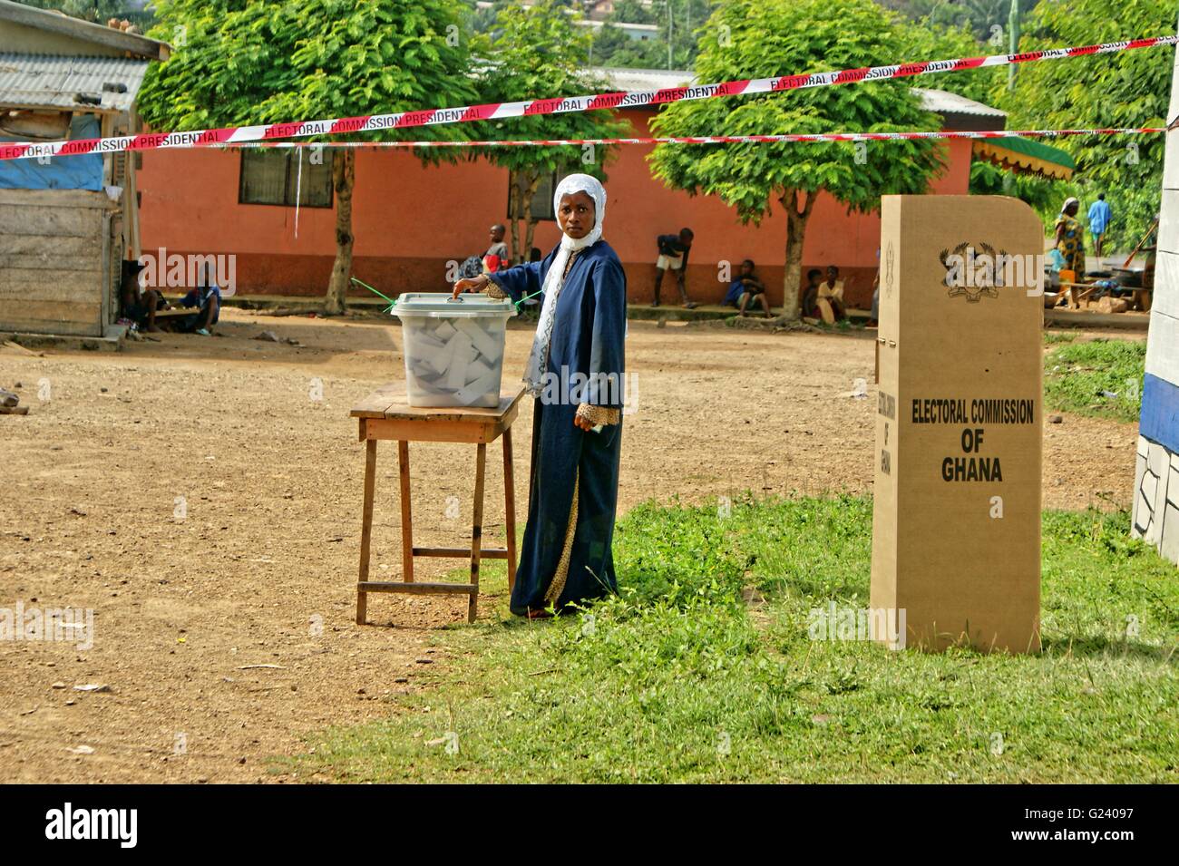 Le donne di mettere il suo voto nella scatola sigillata. Il Ghana elezioni generali sono il 7 novembre 2016 - a causa cambiato legge in Ghana. Foto Stock