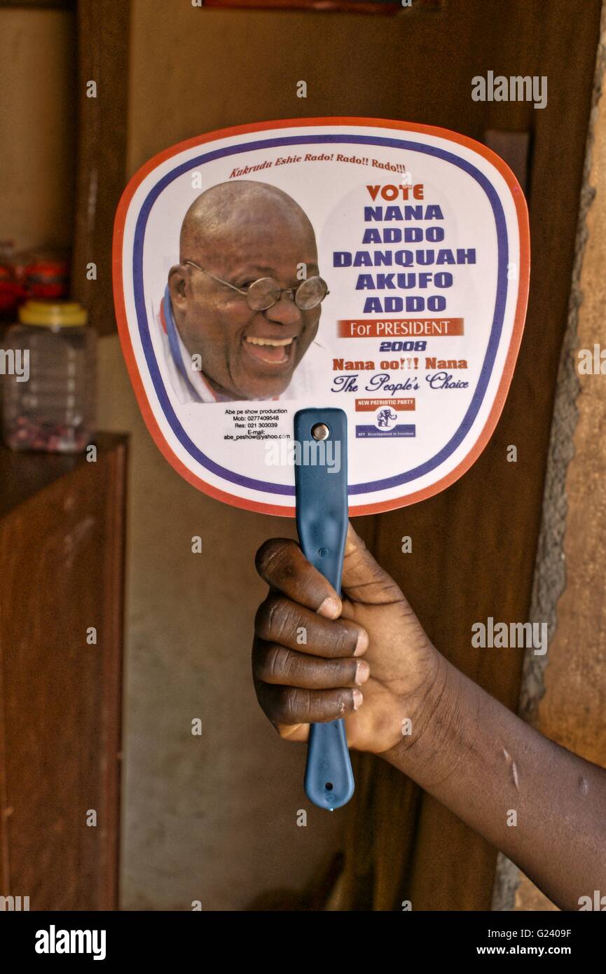 Ghana - elettore NPP sostenitore del candidato presidenziale Nana Addo, tenendo un mini poster fino a mostrare il proprio sostegno. Elezione di Ghana Foto Stock