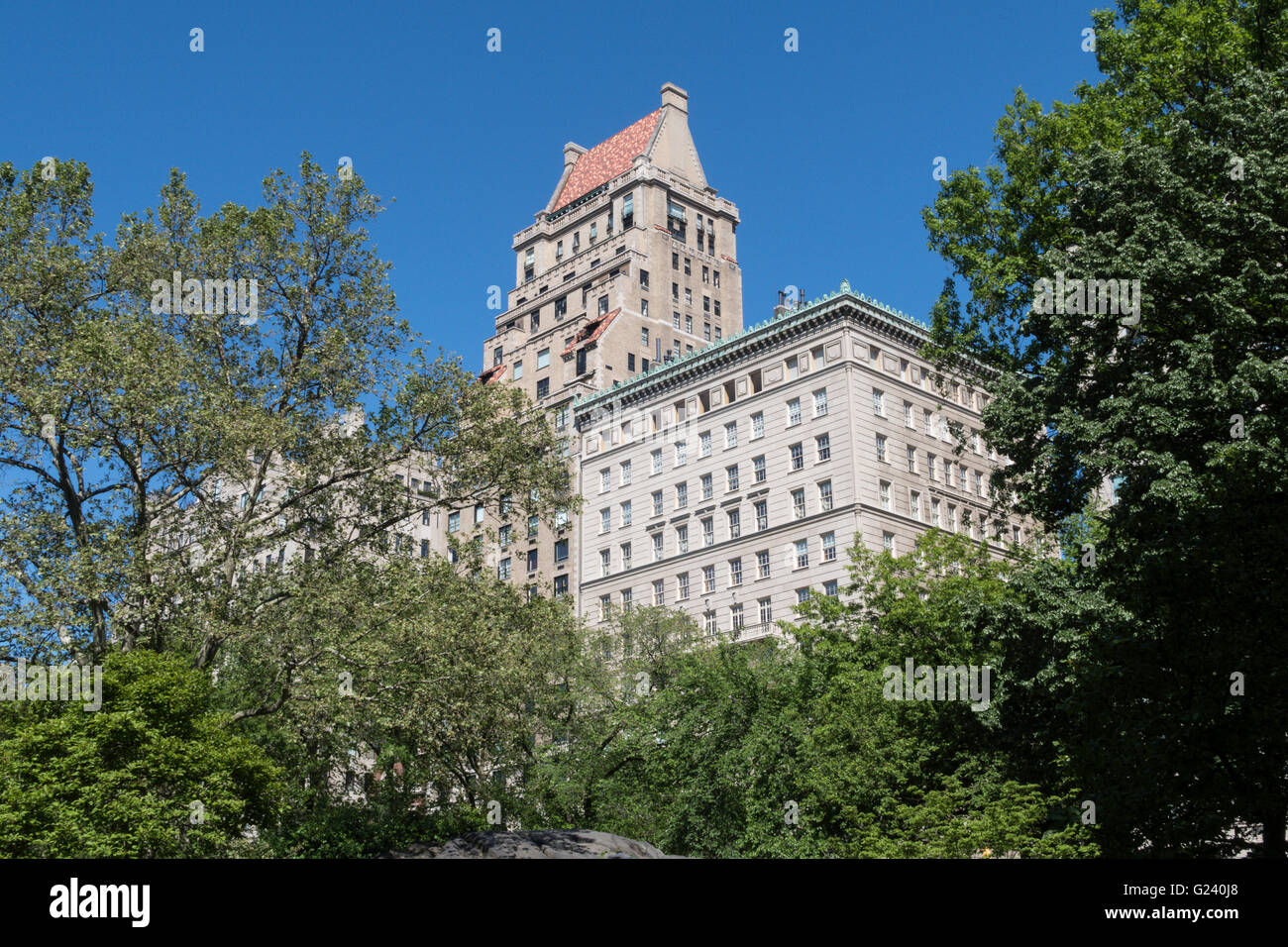 L'edificio Co-op Apartment al 825 Fifth Avenue ha un tetto piastrellato di rosso, Lenox Hill, New York., USA Foto Stock