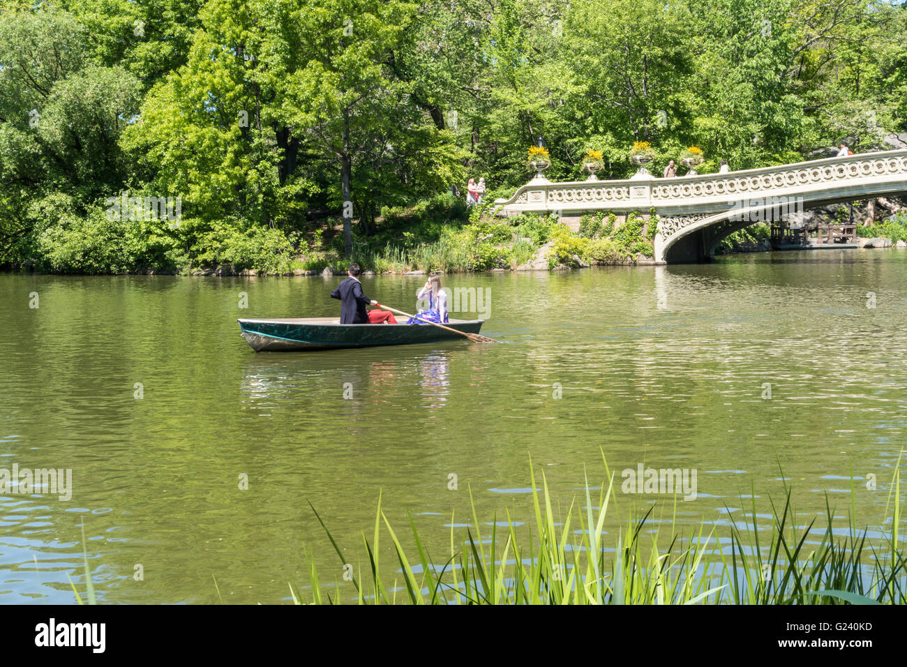 Canotto sul vicino lago di ponte di prua, al Central Park di New York Foto Stock