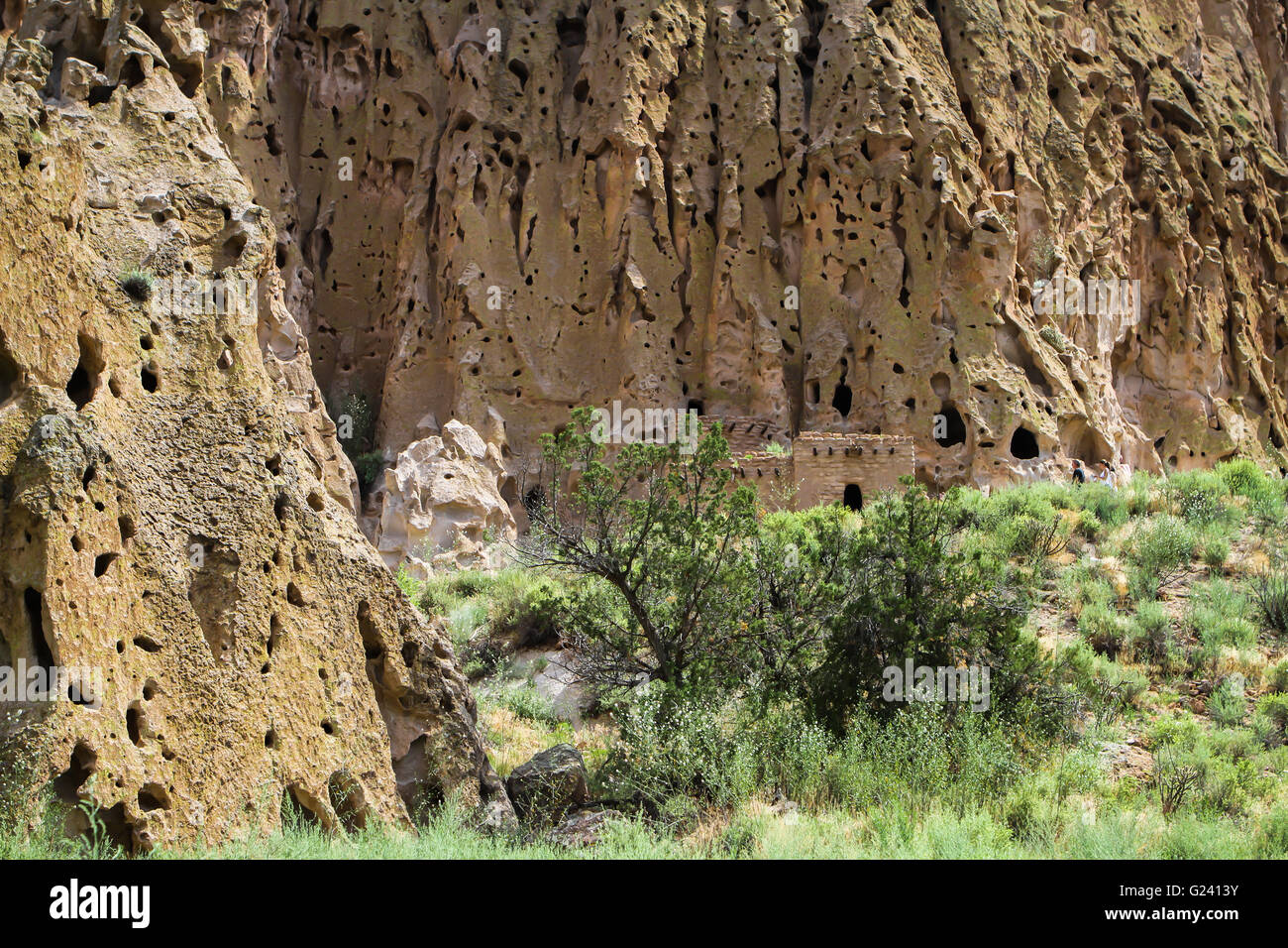 Astragalo House e Cavates Firjoles nella valle di Bandelier National Monument, Nuovo Messico, STATI UNITI D'AMERICA Foto Stock