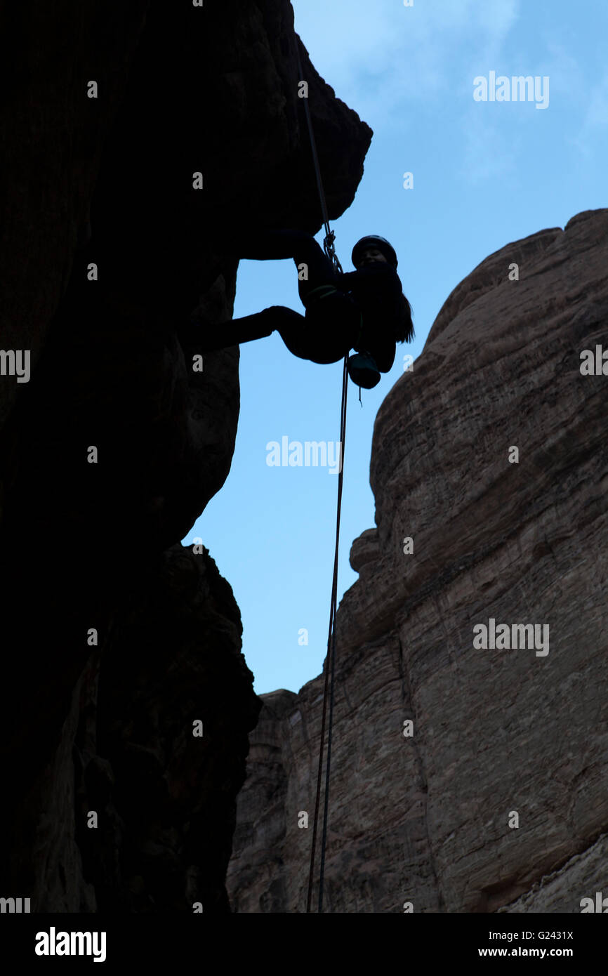 Silhouette di un gruppo Rappeling, Wadi Rum, Giordania Foto Stock