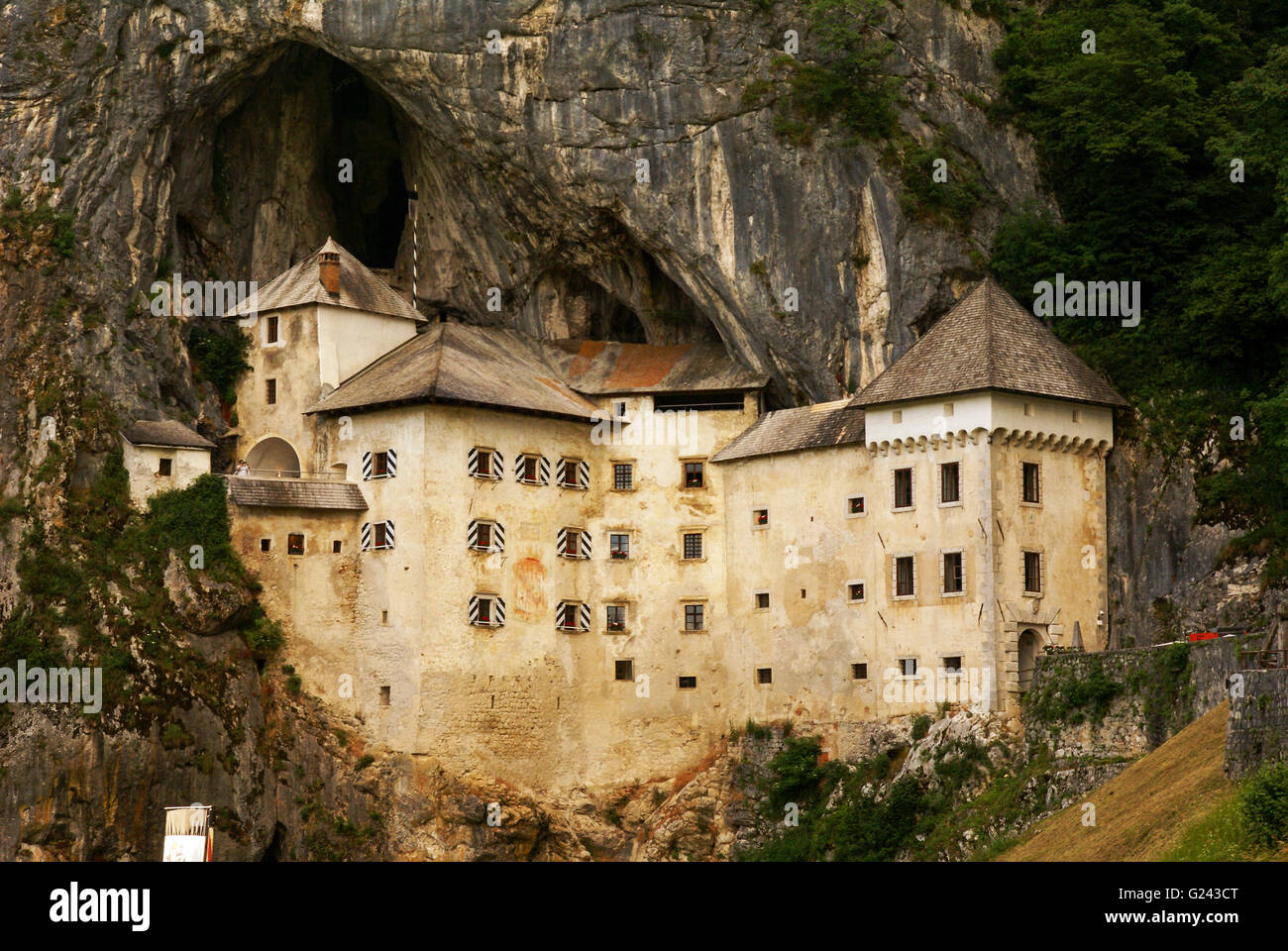 Il Castello di Predjama, un castello rinascimentale costruita all interno di una grotta bocca nel centro-sud della Slovenia Foto Stock