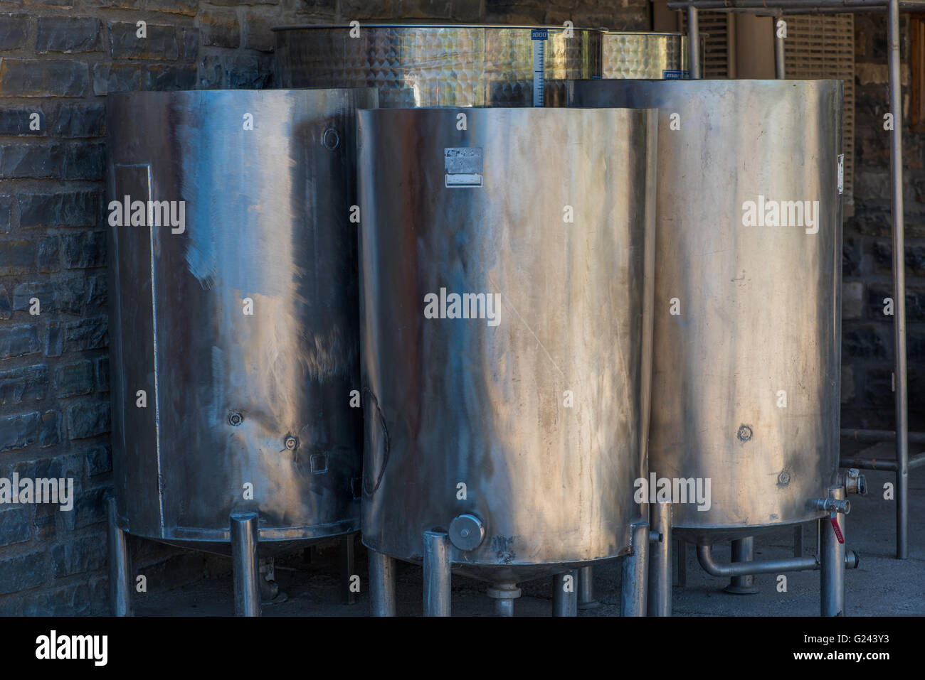 Grandi vasche in acciaio inox sulla Neuras Wine Estate in Namibia Foto Stock