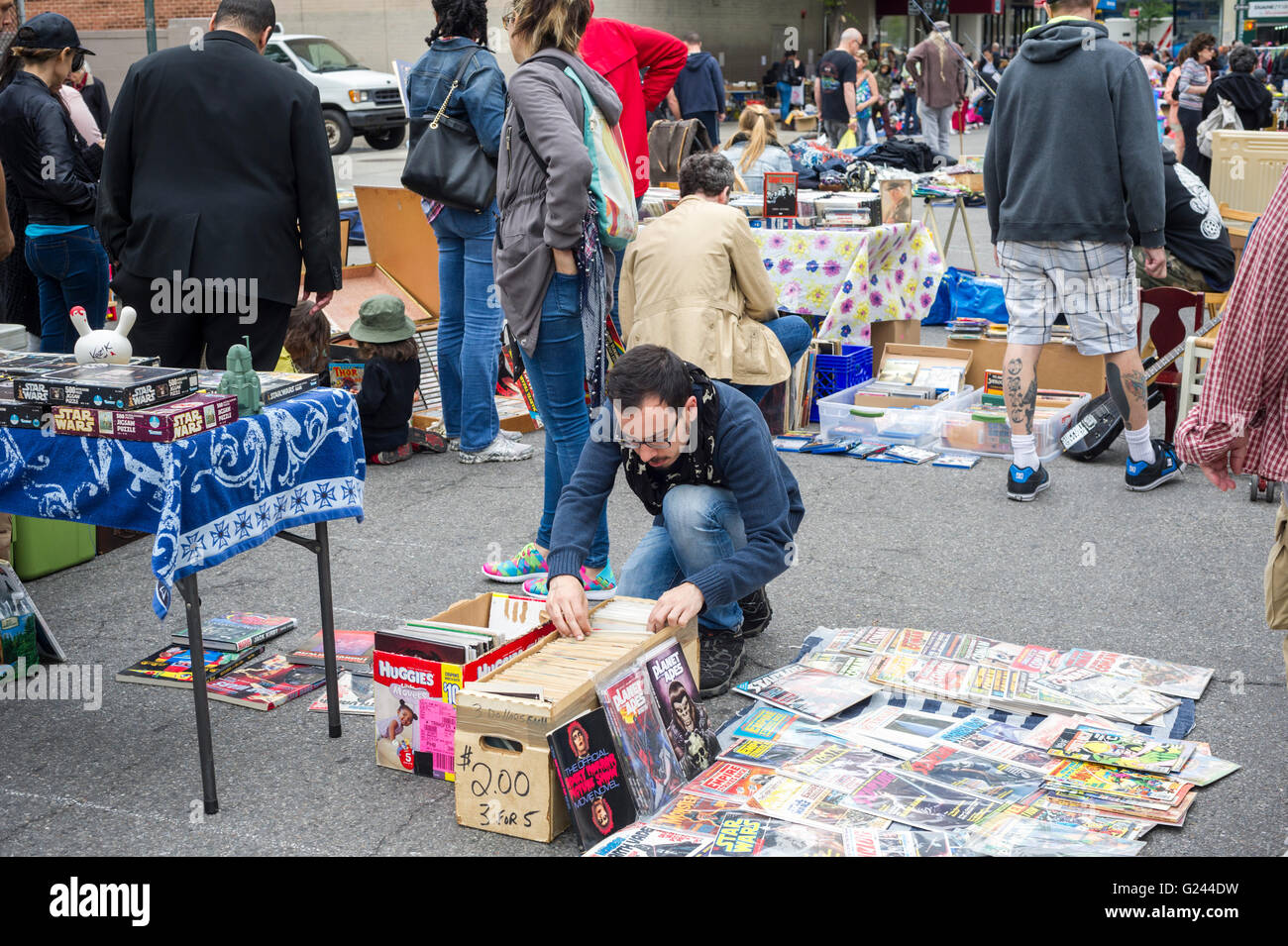 Gli amanti dello shopping ricerca di occasioni presso la humongous Penn Sud Mercato delle Pulci di New York quartiere di Chelsea Sabato, 21 maggio 2016. Il mercato delle pulci appare come Brigadoon, solo una volta ogni anno e i residenti dell'edificio 20 Penn Sud le cooperative hanno un armadio stravaganza di pulizia. Gli amanti dello shopping da intorno alla città provengono per il mercato delle pulci che attira migliaia di persone di passaggio. (© Richard B. Levine) Foto Stock