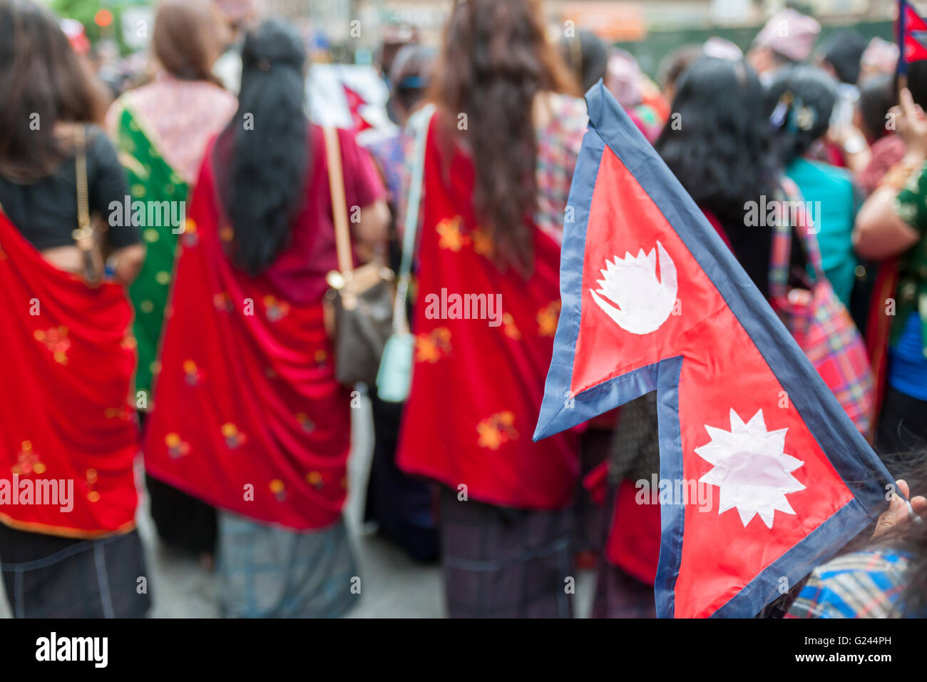 Centinaia di membri della diaspora nepalesi con le loro famiglie e i loro sostenitori marzo a New York per il primo Nepal parata del giorno di Domenica, 22 maggio 2016. La parata celebra la sovranità della Repubblica Federale Democratica del Nepal. (© Richard B. Levine) Foto Stock