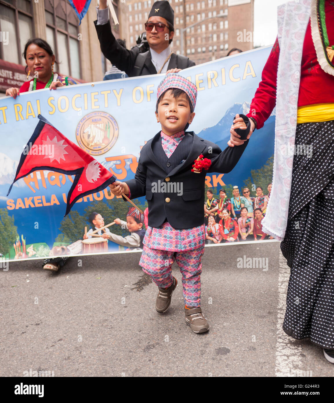 Centinaia di membri della diaspora nepalesi con le loro famiglie e i loro sostenitori marzo a New York per il primo Nepal parata del giorno di Domenica, 22 maggio 2016. La parata celebra la sovranità della Repubblica Federale Democratica del Nepal. (© Richard B. Levine) Foto Stock