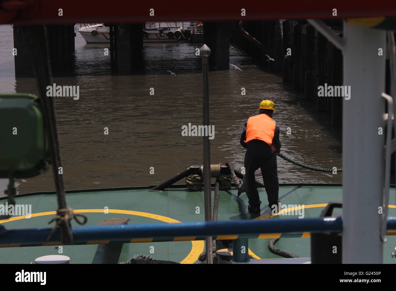 Marinaio che fissano Rimorchiatore Porto Foto Stock
