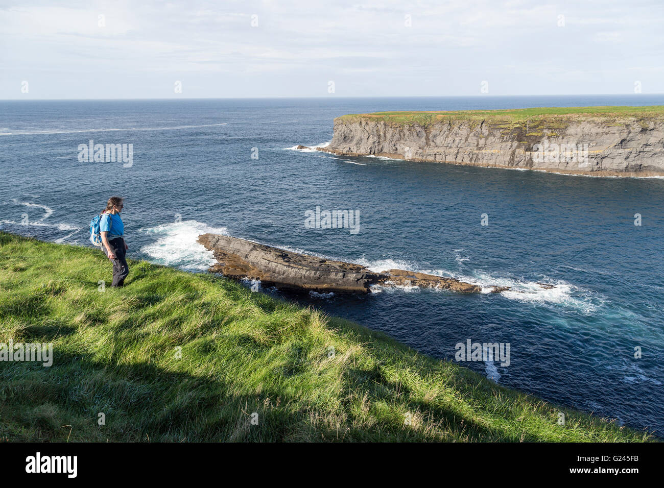 Escursionista femmina sul loop della sezione di testa della costa, County Clare, Irlanda Foto Stock