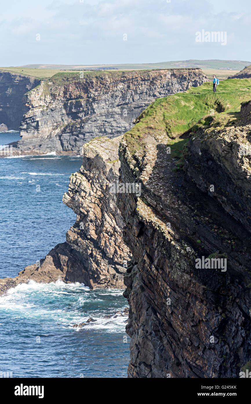 Walker a bordo scogliera sul loop della sezione di testa della costa, County Clare, Irlanda Foto Stock