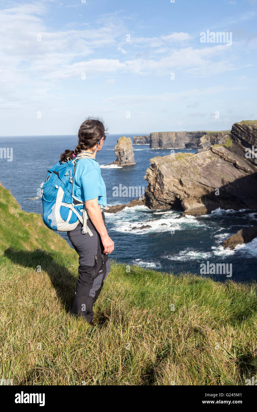 Escursionista femmina sul loop della sezione di testa della costa, County Clare, Irlanda Foto Stock