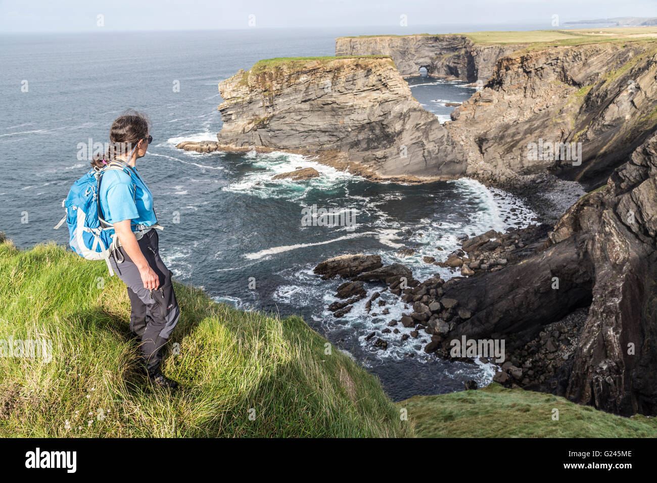 Walker per il loop della sezione di testa della costa, County Clare, Irlanda Foto Stock