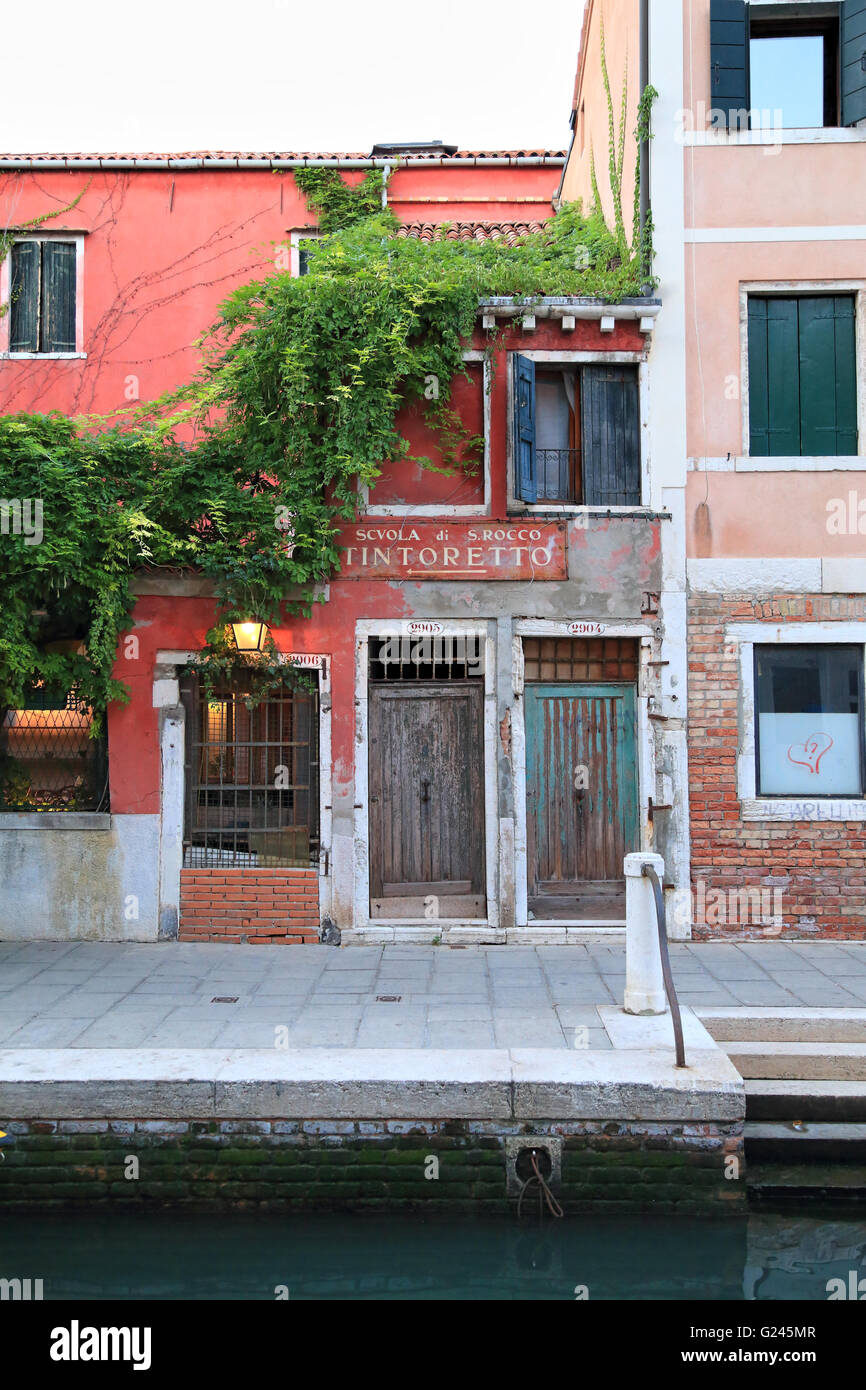 Scuola Grande di San Rocco segno in una vecchia casa sul canale a Venezia Foto Stock