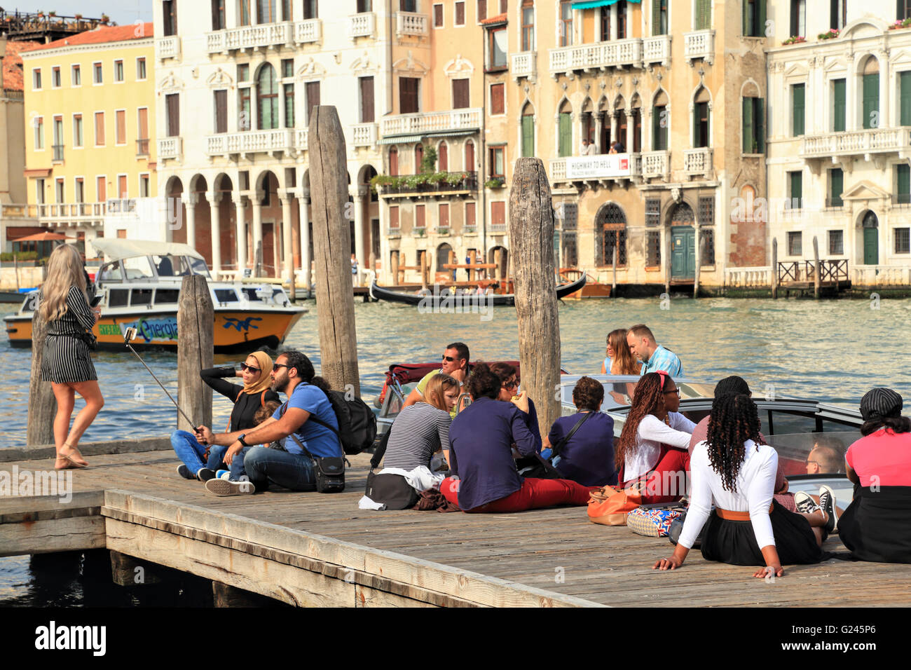 I turisti di relax presso il Grand Canal, Venezia Foto Stock