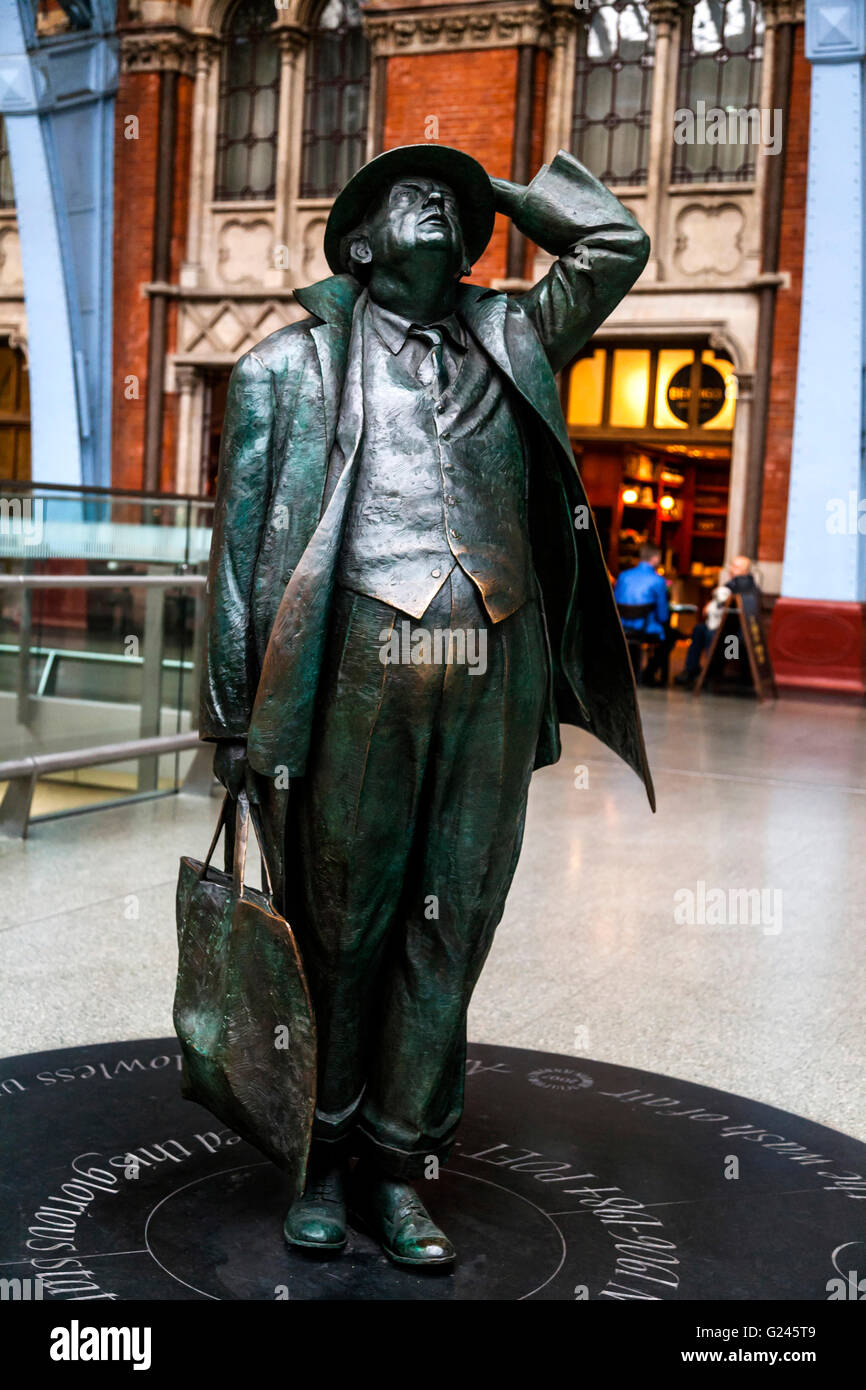 John Betjeman della statua di Martin Jennings, St Pancras stazione ferroviaria di Londra, Inghilterra. Foto Stock