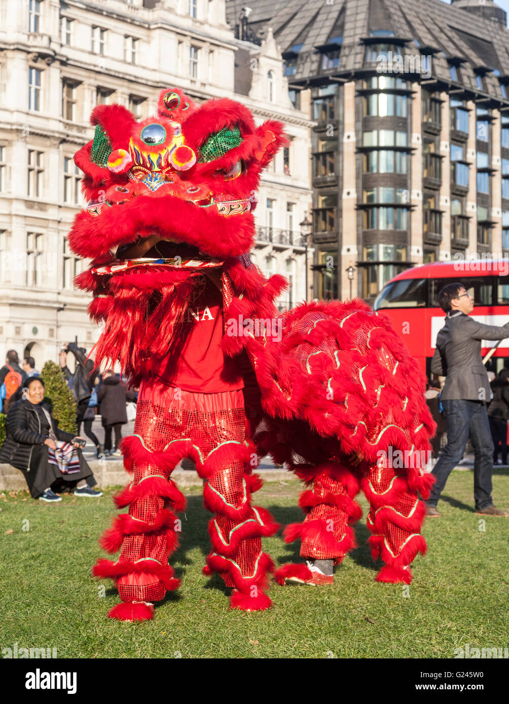 Il cinese la danza del Leone a sostegno del Presidente Xi Jinping della visita in Gran Bretagna, la piazza del Parlamento, Westminster, Londra, Inghilterra. Foto Stock