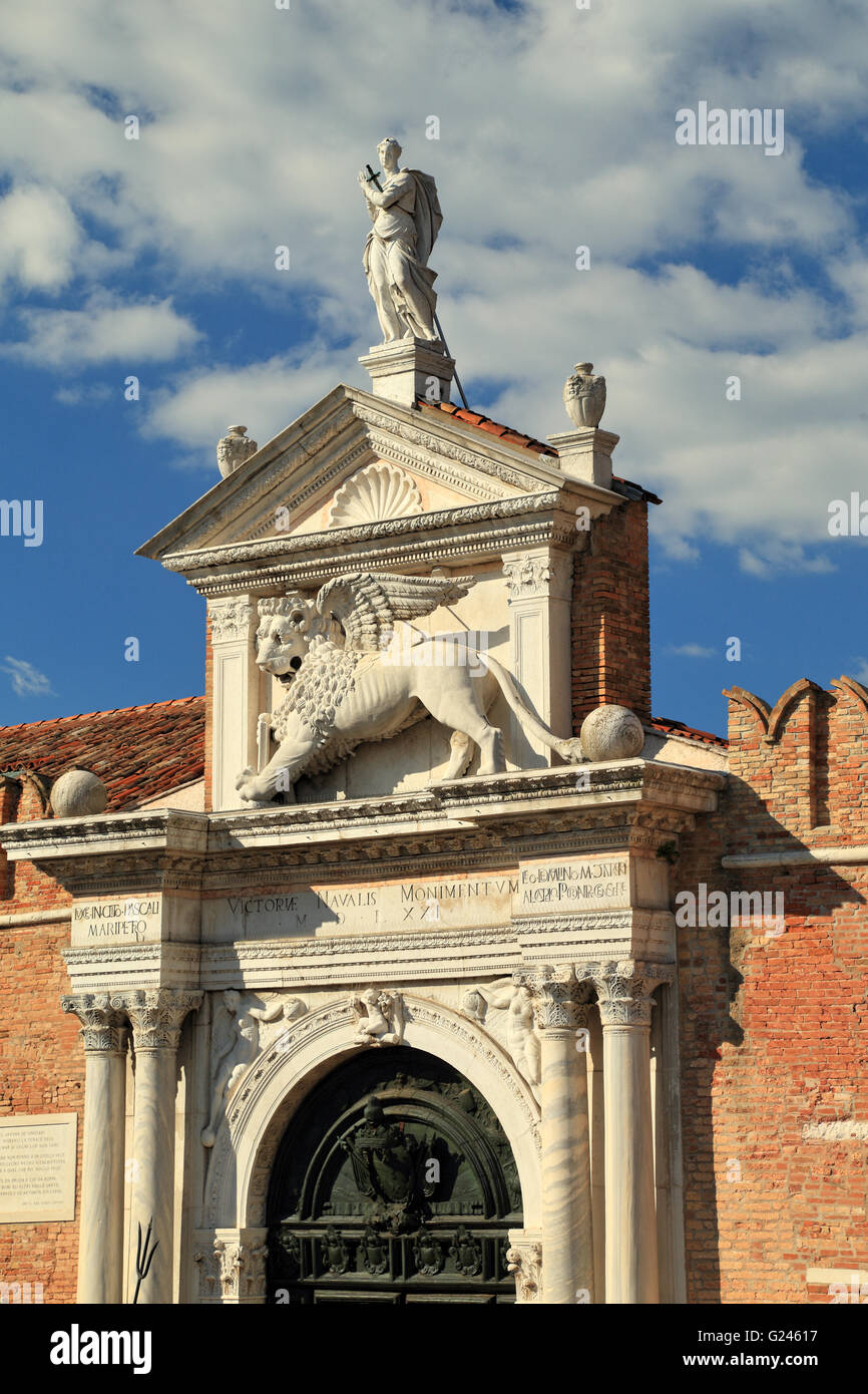 L'alato leone veneziano all'ingresso 'Porta Magna" dell Arsenale Foto Stock