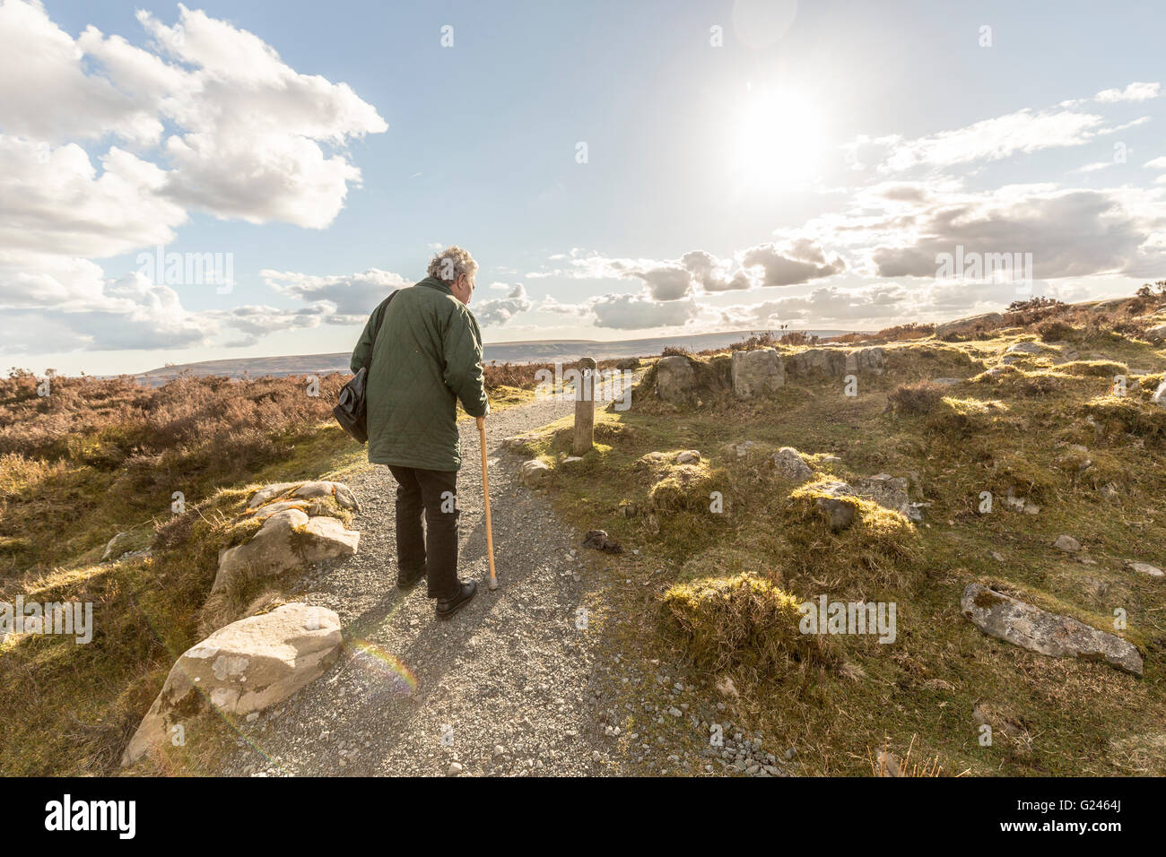 Vecchia donna con bastone camminando sul sentiero, Blorenge, Wales, Regno Unito Foto Stock