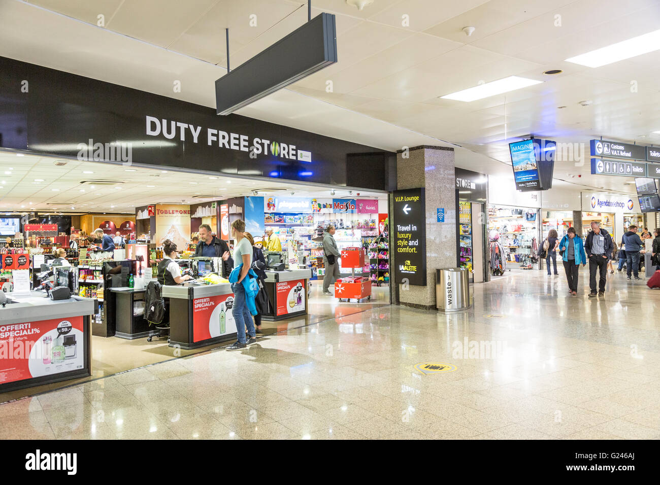 Duty free store in aeroporto concourse, Malta Foto Stock