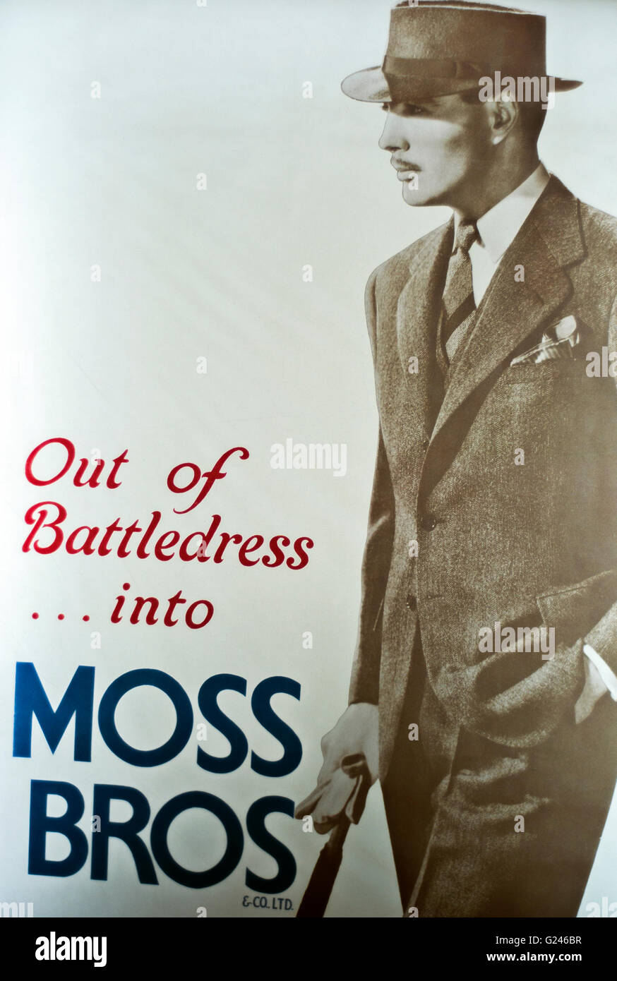 Poster Moss Bros, società di abbigliamento, mens tute,hat e ombrello del post guerra ,"fuori battledress in Moss Bros' Foto Stock