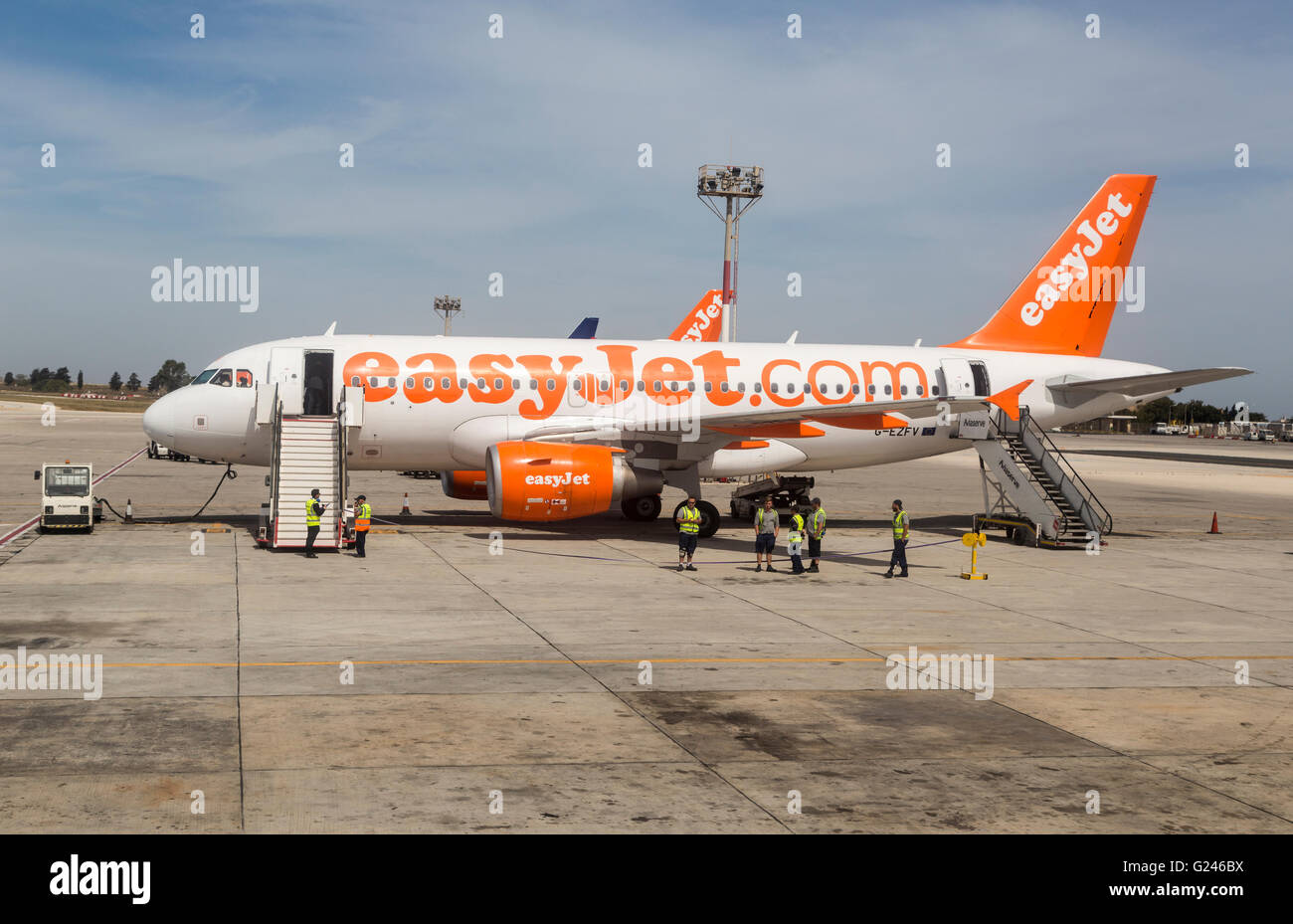 Piano di Easyjet e il personale a terra in aeroporto, Malta Foto Stock