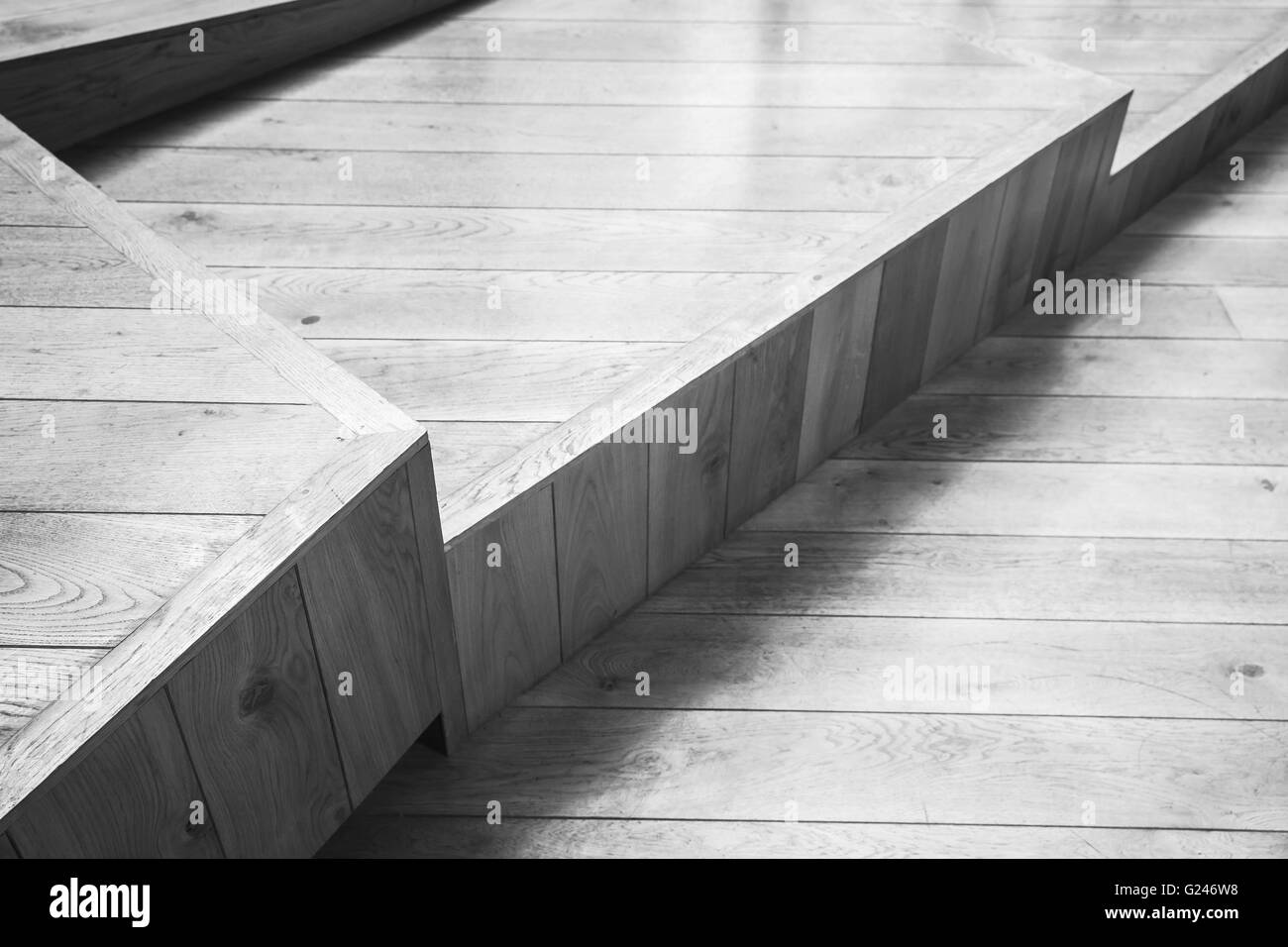 Abstract interno vuoto frammento, scale di legno. Foto in bianco e nero con il fuoco selettivo Foto Stock