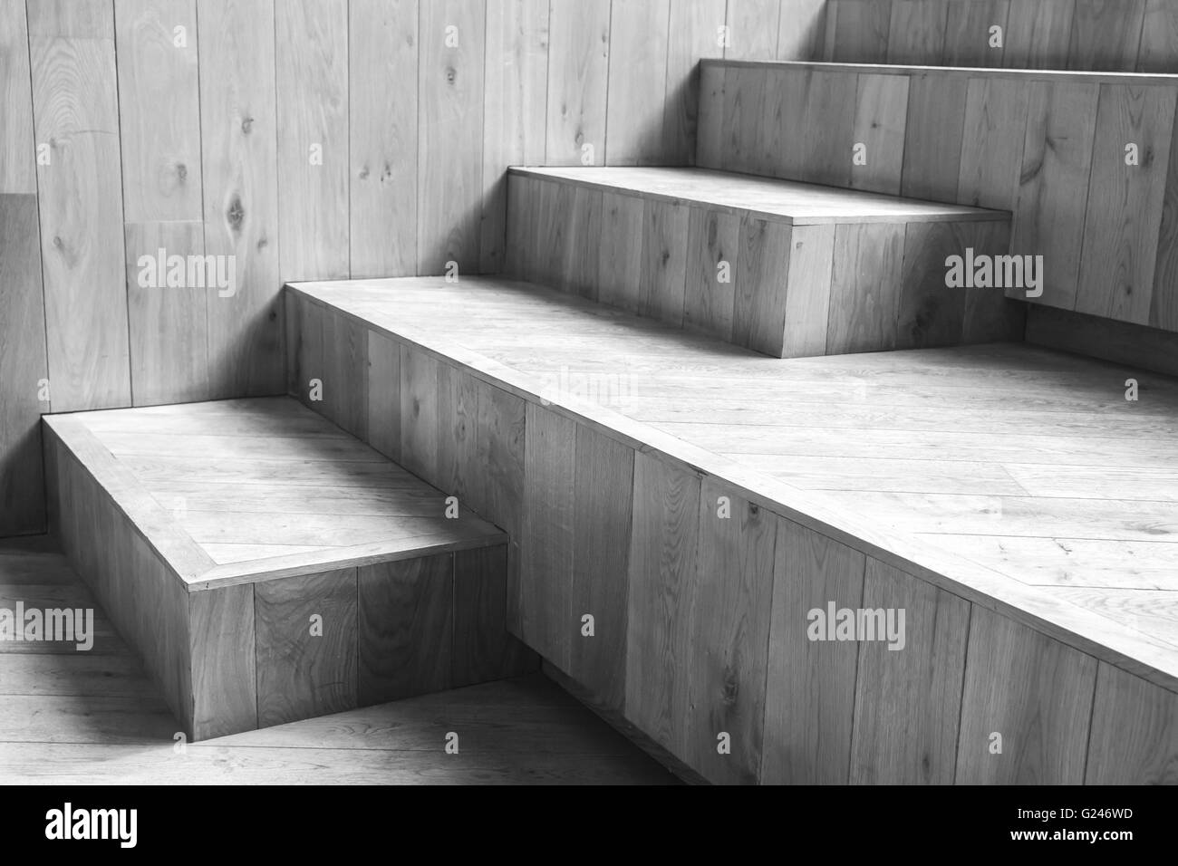 Abstract vuoto frammento interno, naturale scale in legno. Foto in bianco e nero con il fuoco selettivo Foto Stock