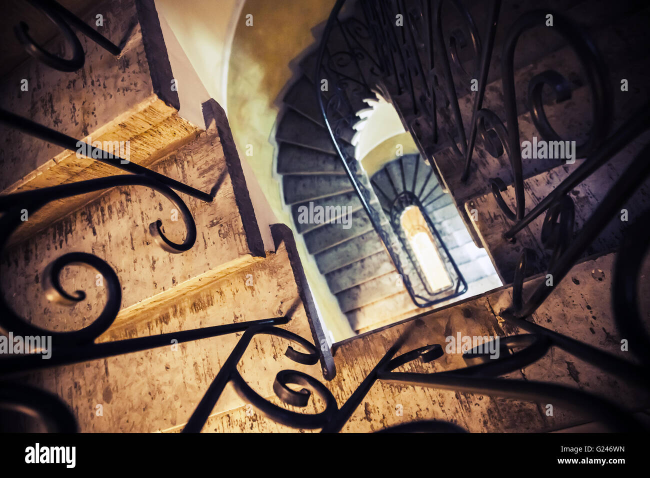 Abstract vintage frammento interno, una scala scende, foto con messa a fuoco selettiva e la correzione delle tonalità, vecchio stile instagram fil Foto Stock