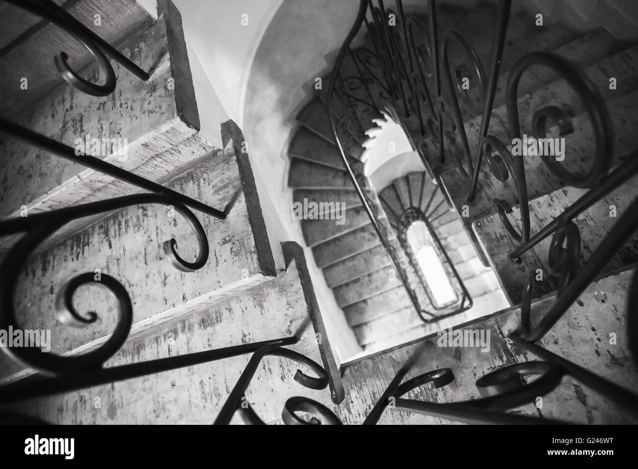 Abstract vintage frammento interno, una scala scende, foto in bianco e nero con il fuoco selettivo Foto Stock