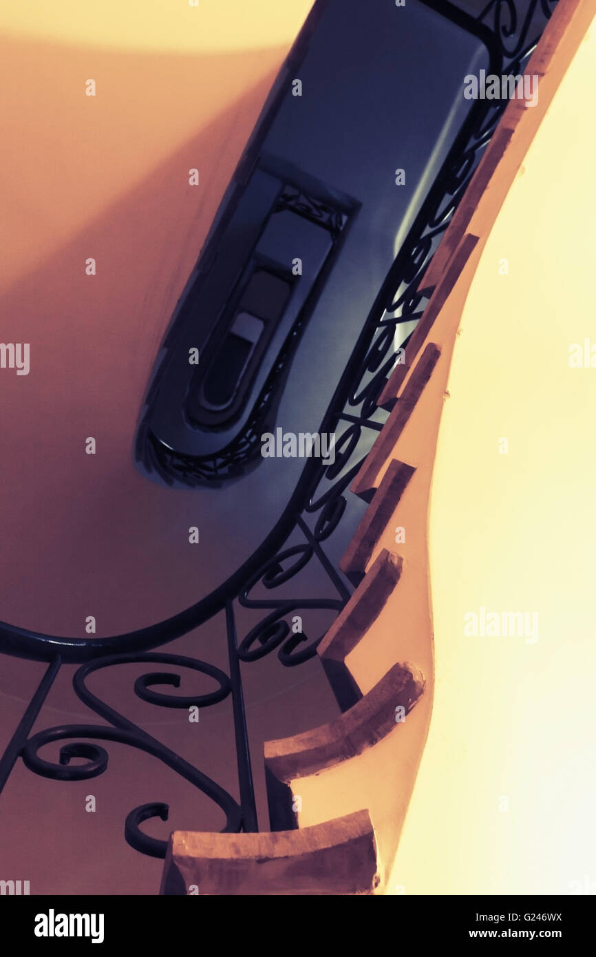 Abstract vintage frammento interno, una scala scende fino, foto con messa a fuoco selettiva e la correzione delle tonalità, vecchio stile instagram filtro Foto Stock