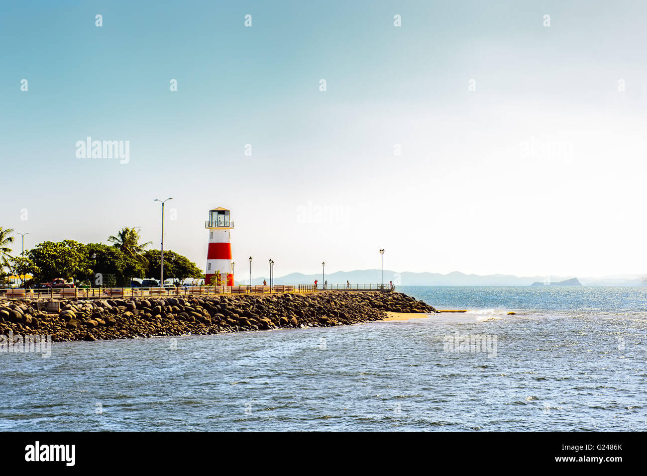 Vista di un faro nella parte centrale della costa del Pacifico di Costa Rica Foto Stock