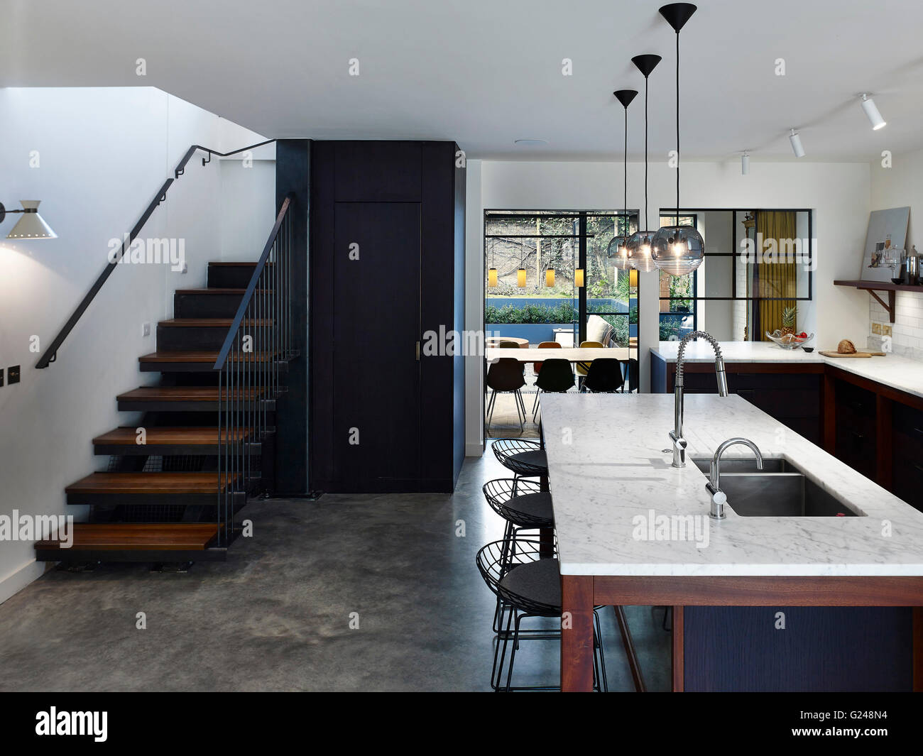 La cucina e la scala. West London Villa, Londra, Regno Unito. Architetto: duro + Trevillion architetti, 2015. Foto Stock La cucina e la scala. West London Villa, Londra, Regno Unito. Architetto: duro + Trevillion architetti, 2015. Foto Stock