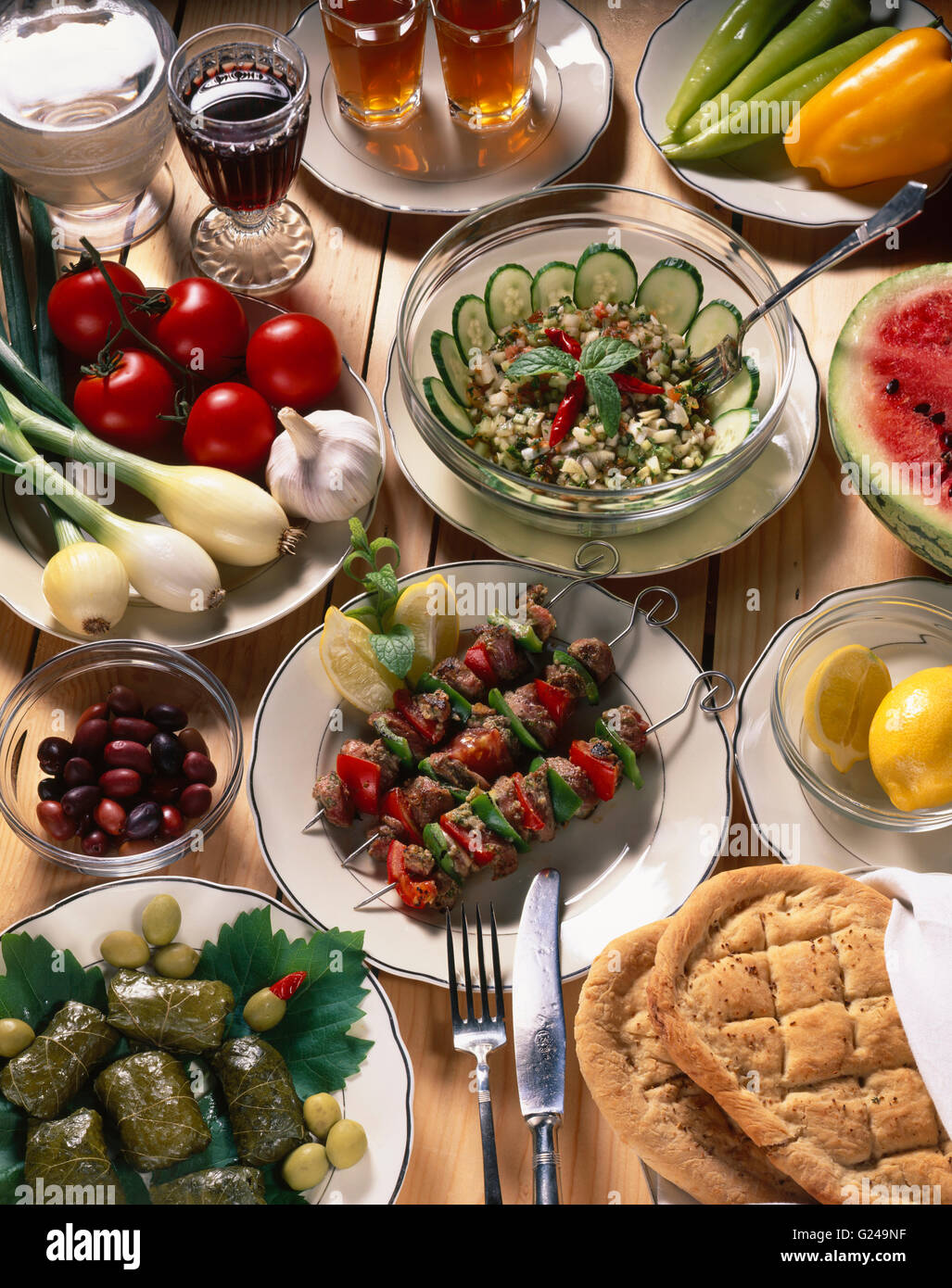 Bagno turco cucina nazionale, foglie di vite in olio di oliva, pane pita, insalate e grigliate di spiedini di agnello, tè nero Foto Stock