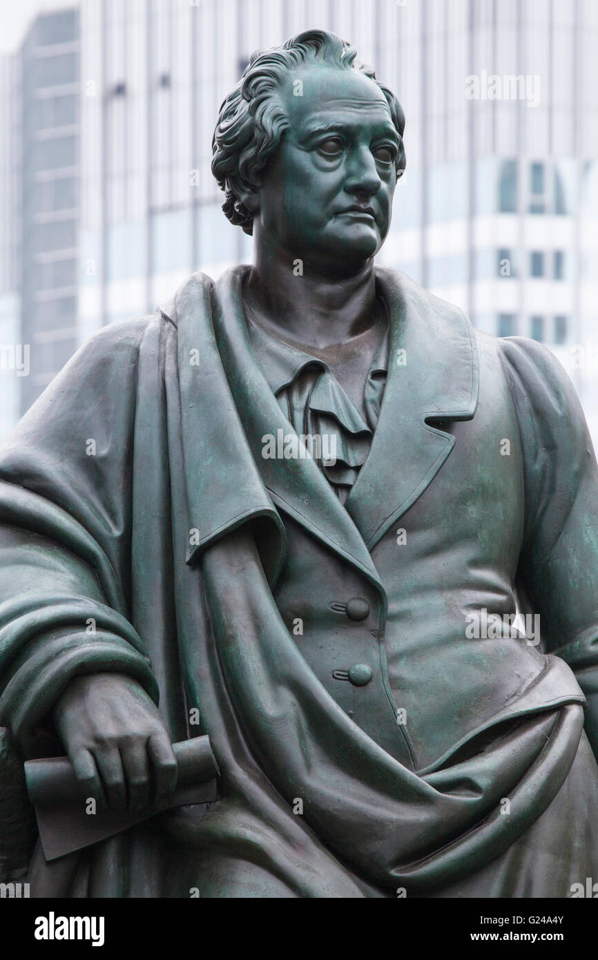 Statua di Johann Wolfgang von Goethe, Goethe monumento su Goetheplatz square, Frankfurt am Main, Hesse, Germania Foto Stock