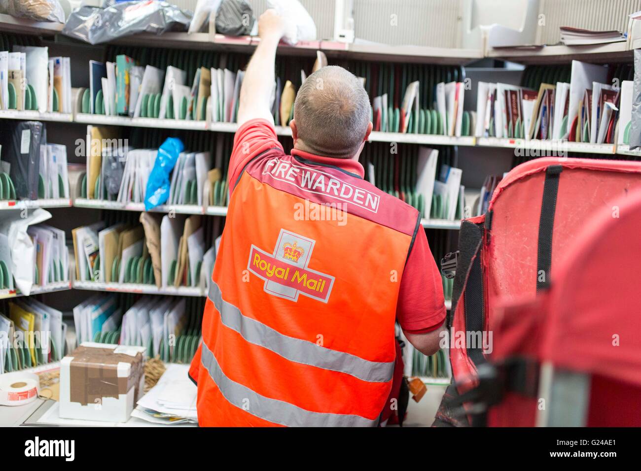 Royal Mail ufficio di smistamento. Un uomo lavora. Foto Stock