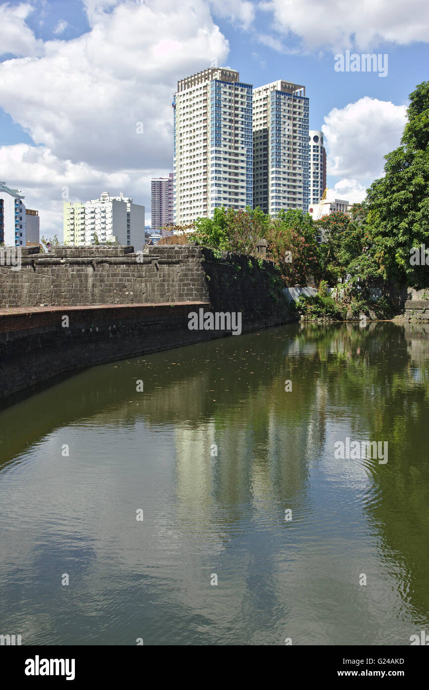 Canale di acqua e la parete del Forte Santiago, Intramuros di Manila, Filippine Foto Stock