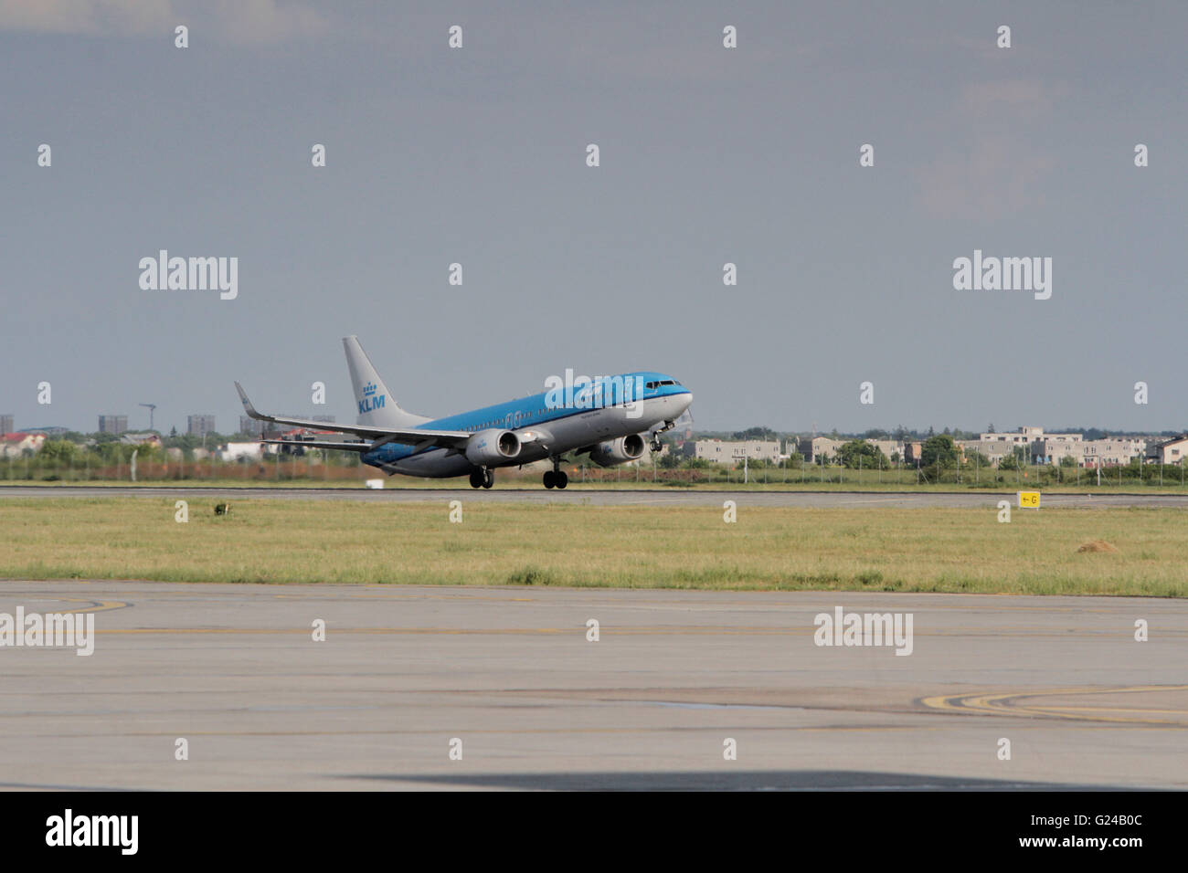 Bucarest, Romania - 18 Maggio 2016: KLM Royal Dutch Airlines, tenendo fuori all'Aeroporto Internazionale Henri Coanda di Bucarest. Foto Stock