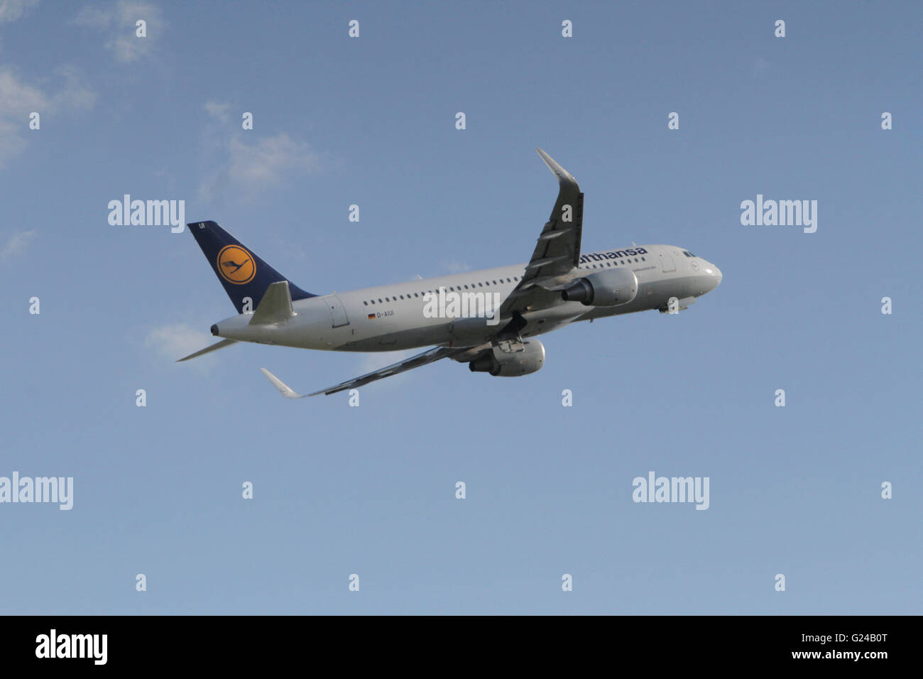 Bucarest, Romania - 18 Maggio 2016: compagnia aerea tedesca Lufthansa Airbus A320-200, tenendo fuori all'Aeroporto Internazionale Henri Coanda o Foto Stock
