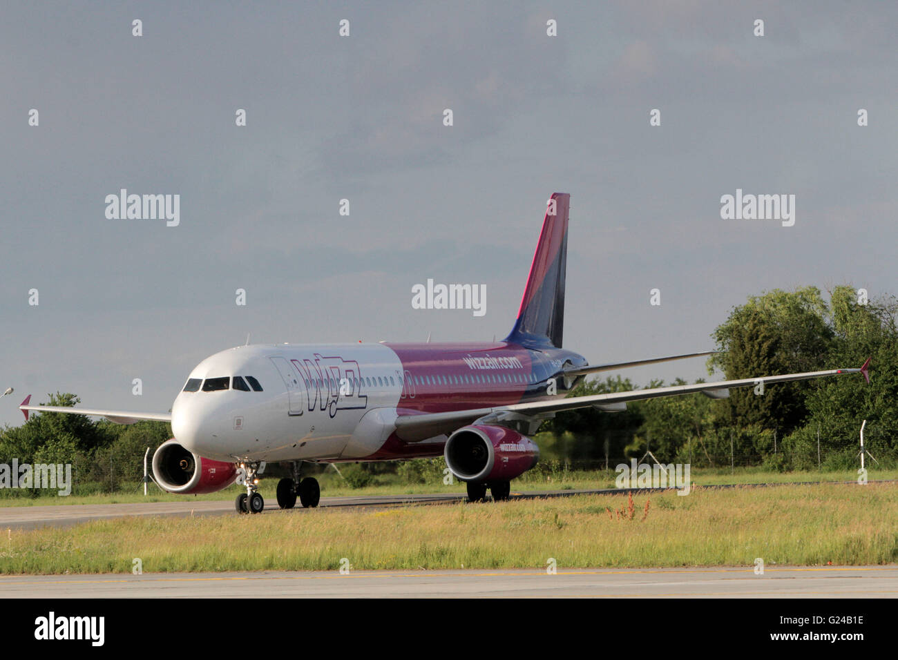 Bucarest, Romania - 18 Maggio 2016: Ungherese compagnia aerea a basso costo Wizzair, Airbus tenendo spento all'Aeroporto Internazionale Henri Coanda o Foto Stock