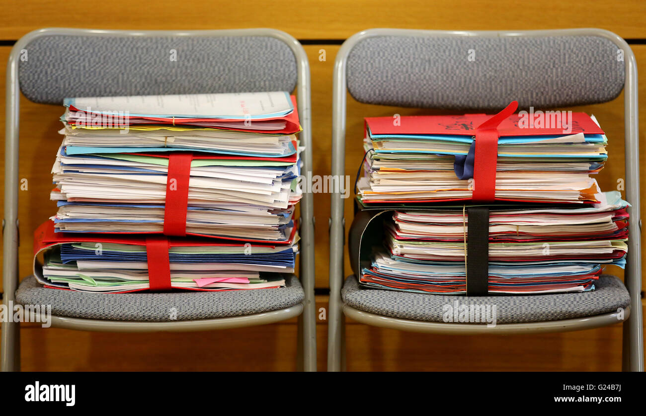 I documenti di prova in tribunale in camera Le Cours d'assises de l'Aveyron in Rodez, Francia, dove Jean-Louis Cayrou è stata caricata con l'assassinio del British expat Patricia Wilson. Foto Stock