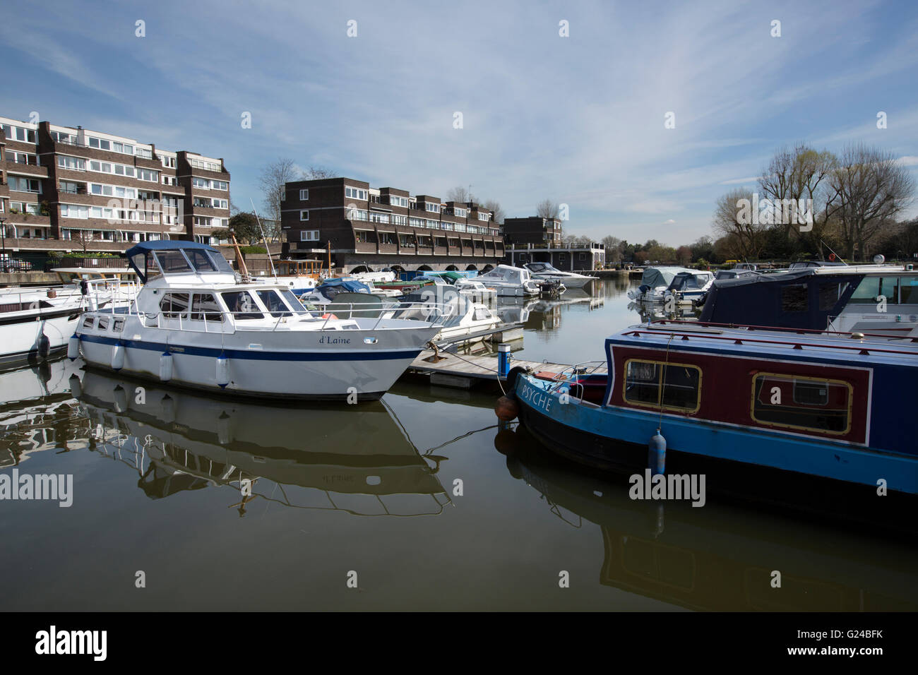 Battelli ormeggiati a Brentford Dock Marina, a ovest di Londra, situato sul fiume Tamigi, England, Regno Unito Foto Stock