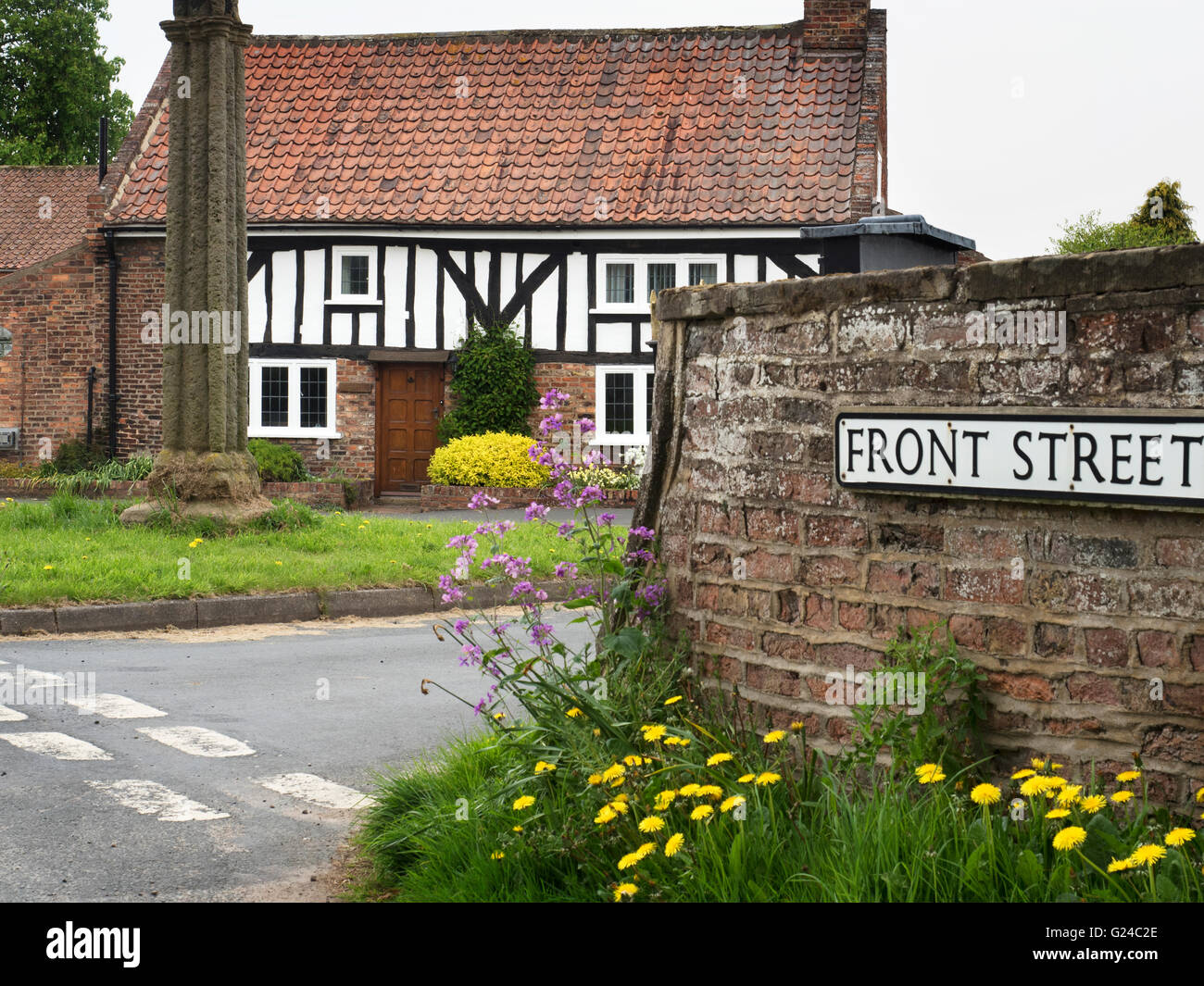 Boroughbridge battaglia Cross da Front Street in Aldborough vicino a Boroughbridge North Yorkshire, Inghilterra Foto Stock