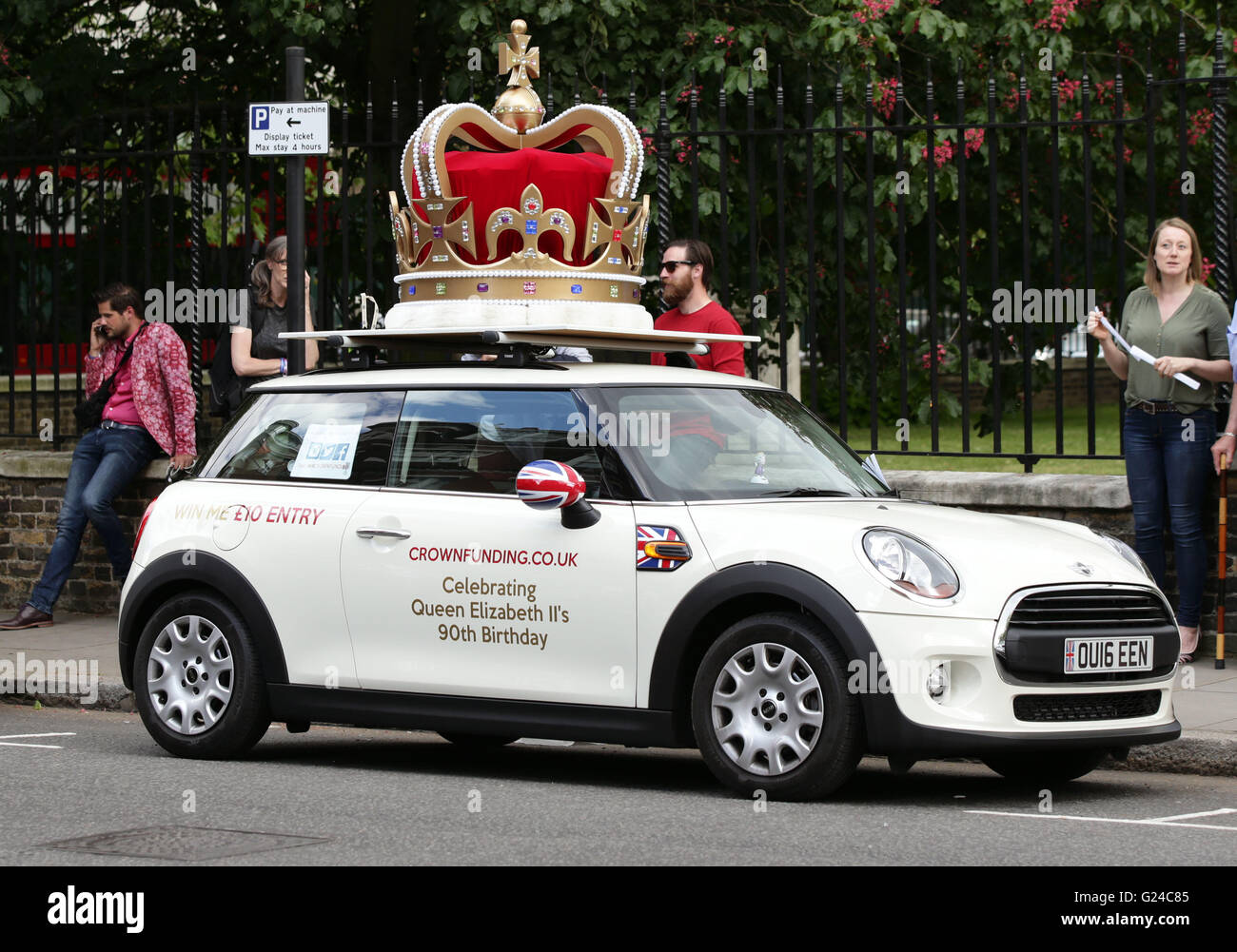 Una Mini con un gigante di Royal Crown sul tetto è parcheggiata fuori il Chelsea Flower Show presso il Royal Hospital Chelsea a Londra. Foto Stock