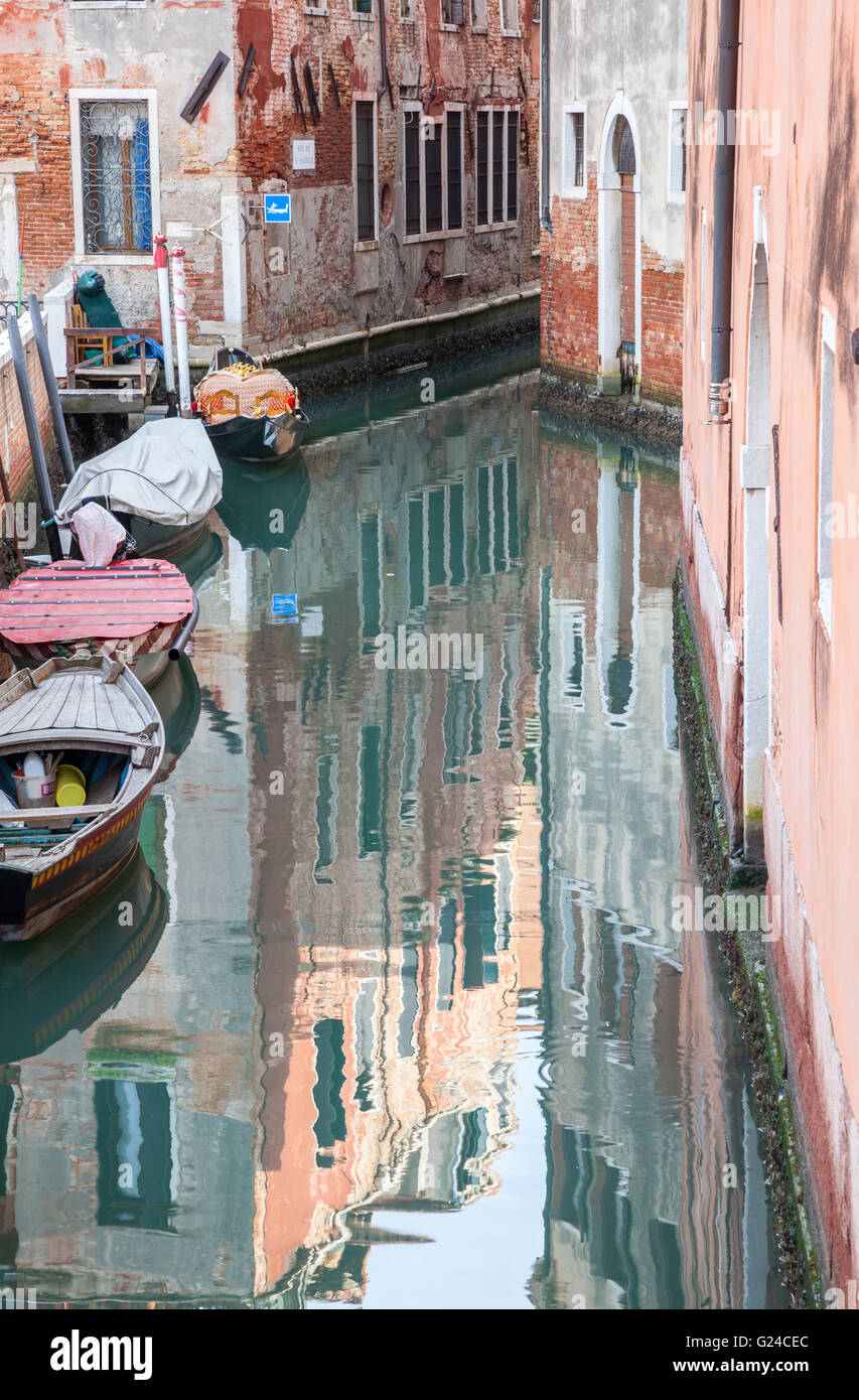 Costruzione di riflessioni sull'acqua del Rio de le Toreseie a Venezia, Italia Foto Stock