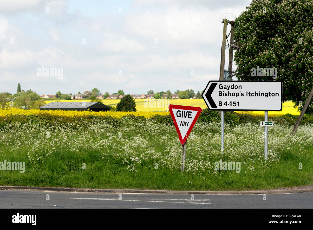 Cartello stradale e la campagna vicino Deppers Bridge, Warwickshire, Inghilterra, Regno Unito Foto Stock