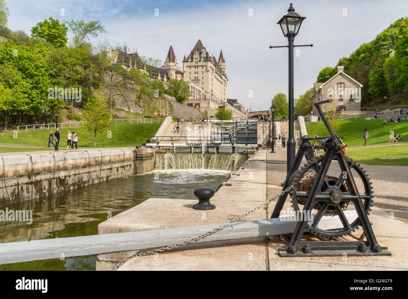 Laurier castello affacciato sul Canale Rideau, serrature con ingranaggi in primo piano. Foto Stock