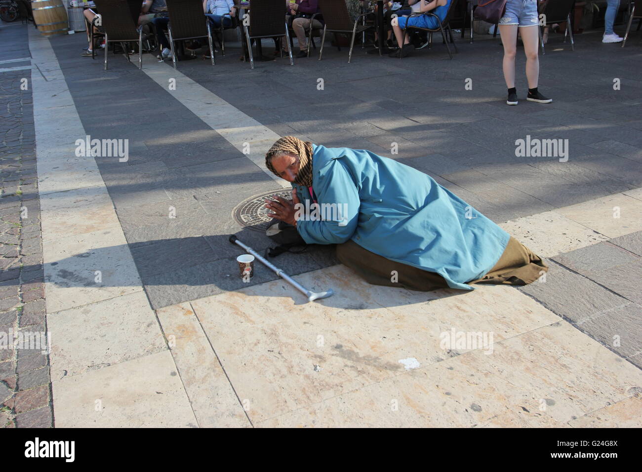 Una donna senzatetto al di fuori di San Stefano Basilica, Budapest, Ungheria Foto Stock